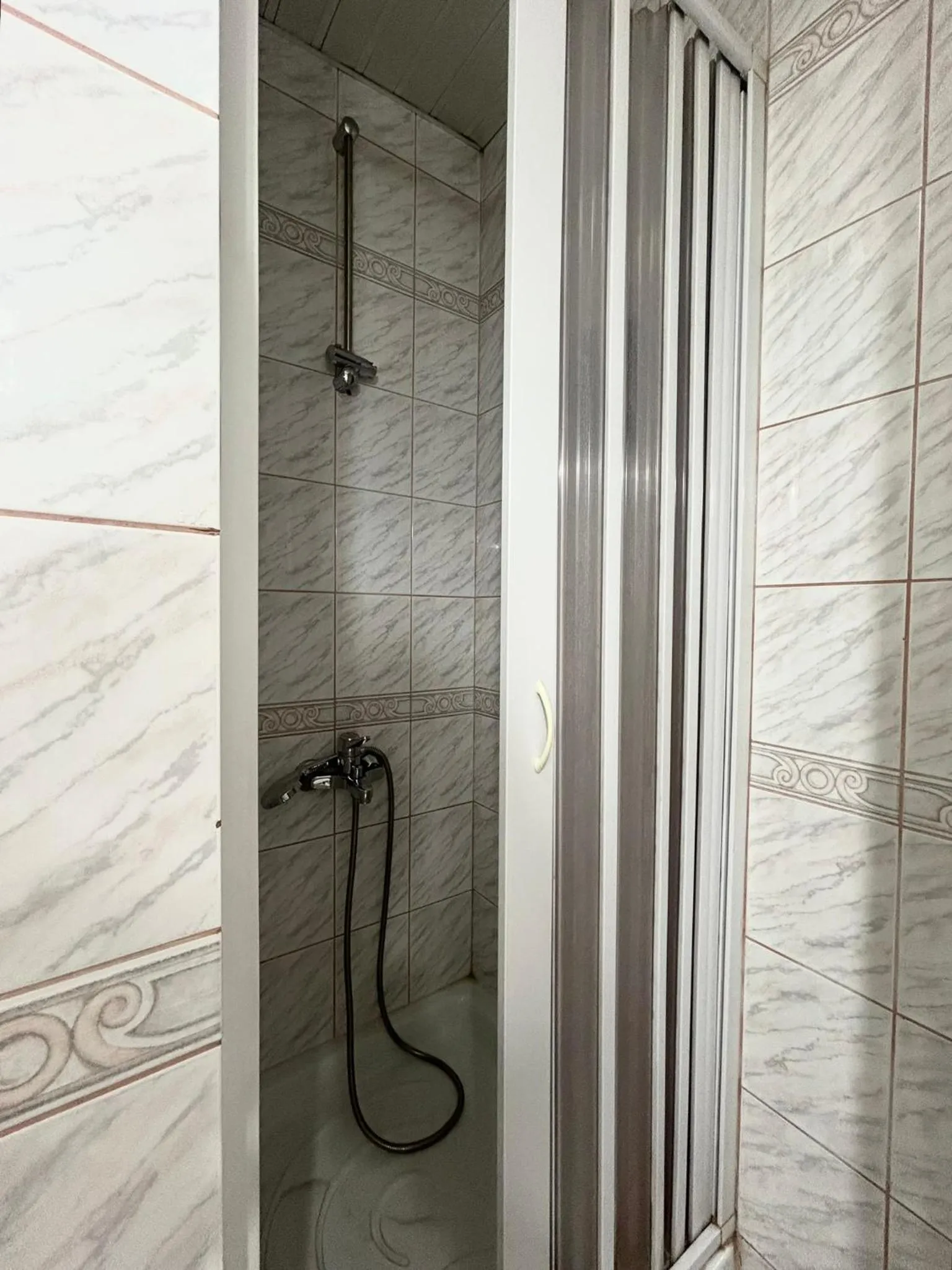 Shower in Hotel Bojatours