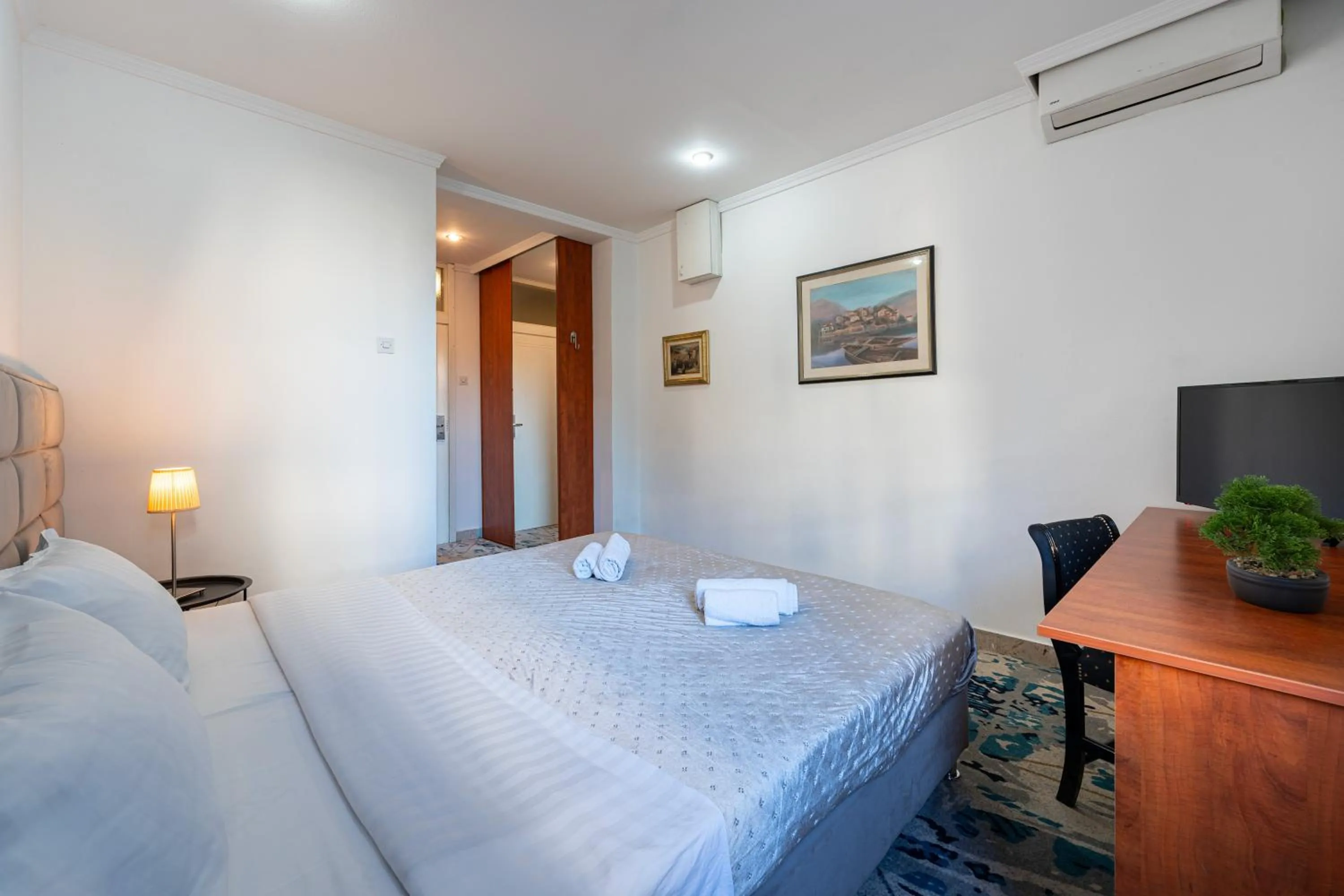 Bed in Hotel Bojatours