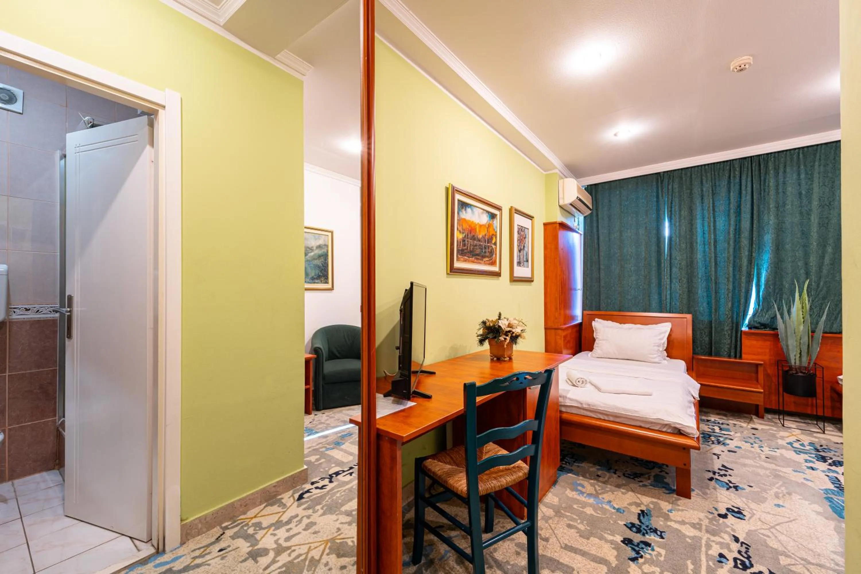 Bed in Hotel Bojatours