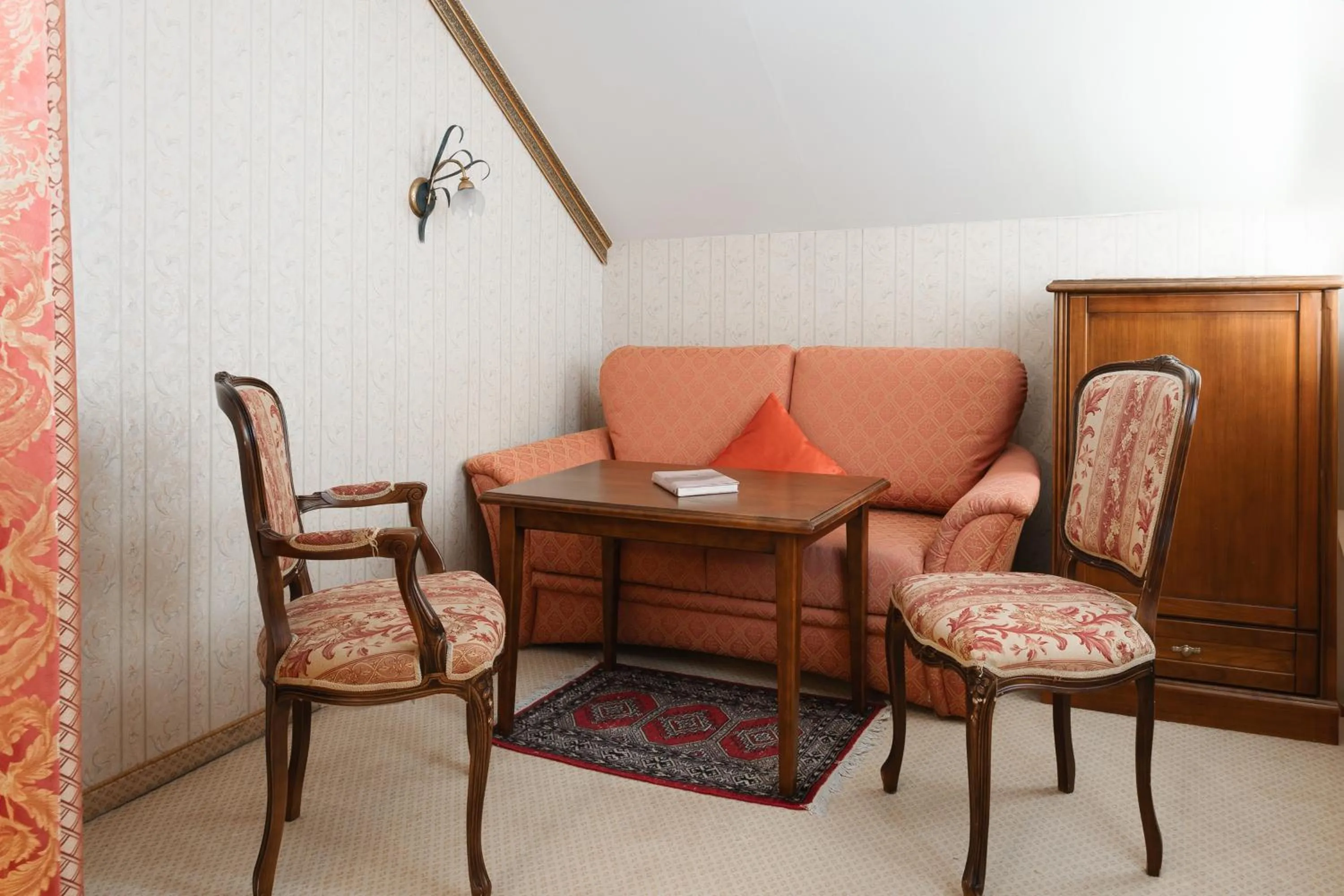 Seating area in Schlosshotel Seewirt