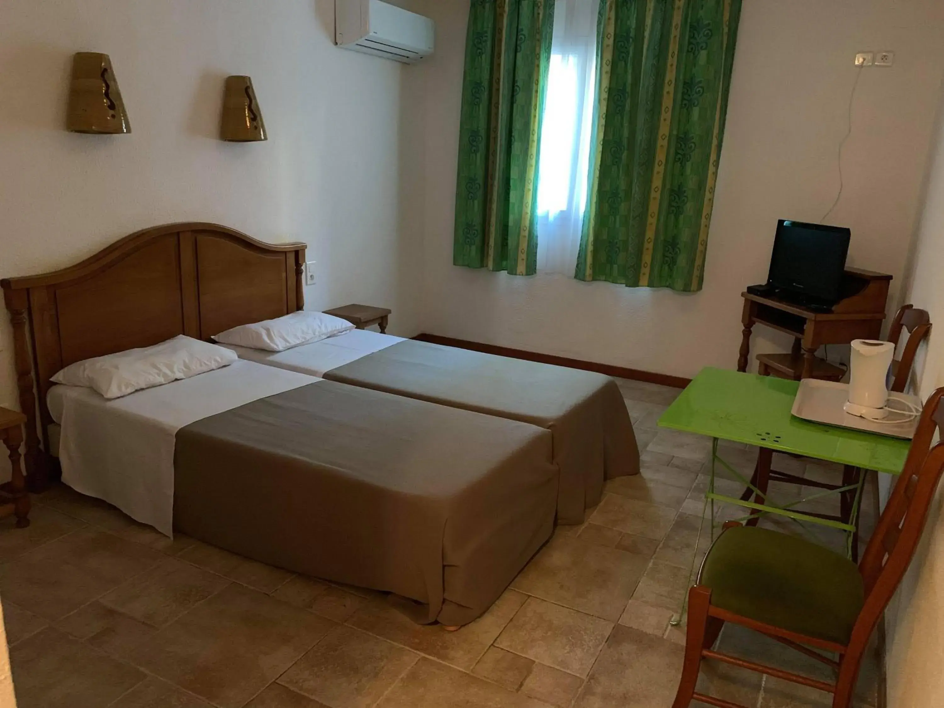 Double or Twin Room without Kitchenette in Apart'Hôtel Les 4 Sources Double or Twin Room without Kitchenette in Apart'Hôtel Les 4 Sources