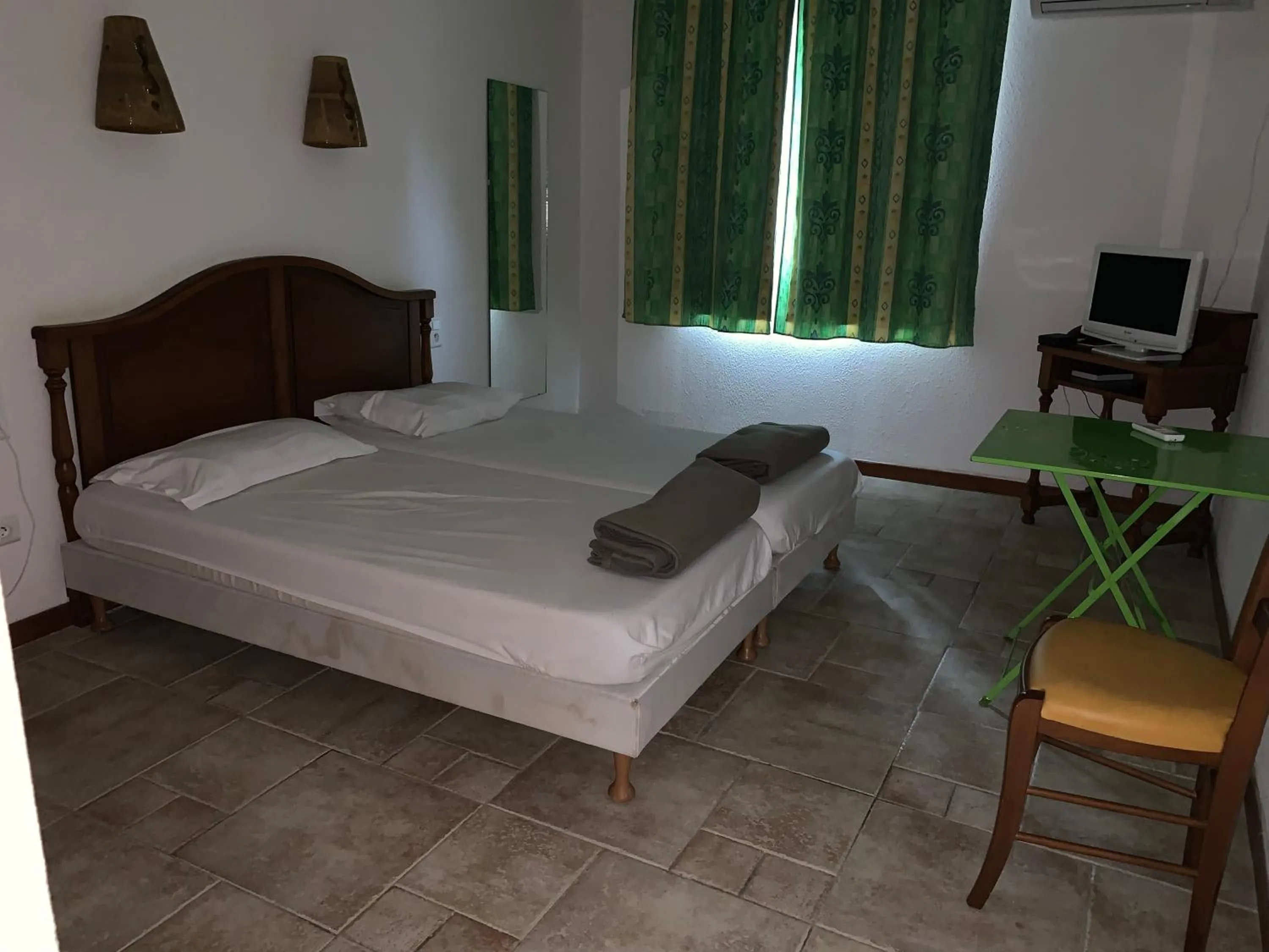 Bed in Apart'Hôtel Les 4 Sources