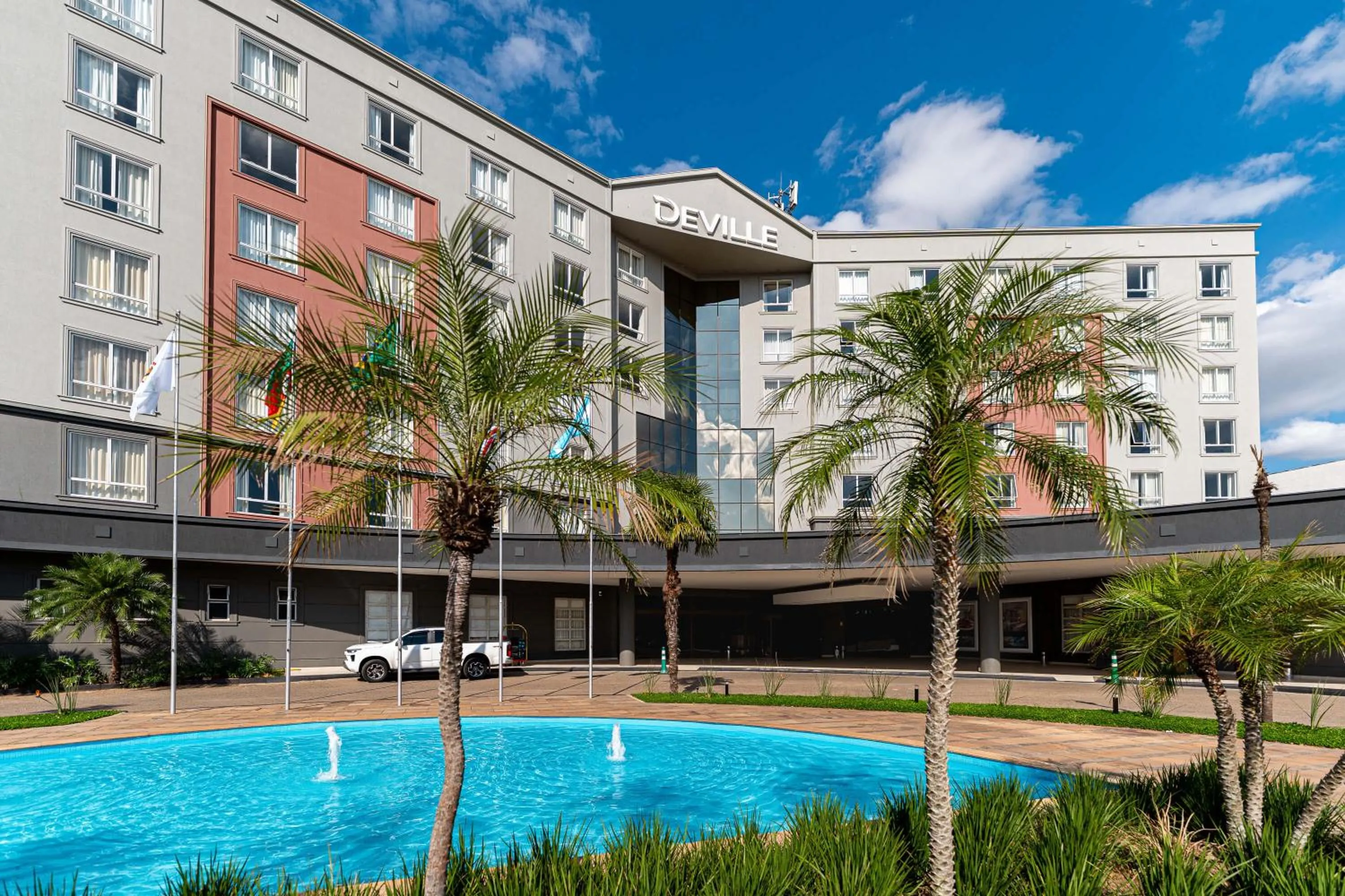 Facade/entrance in Hotel Deville Prime Porto Alegre