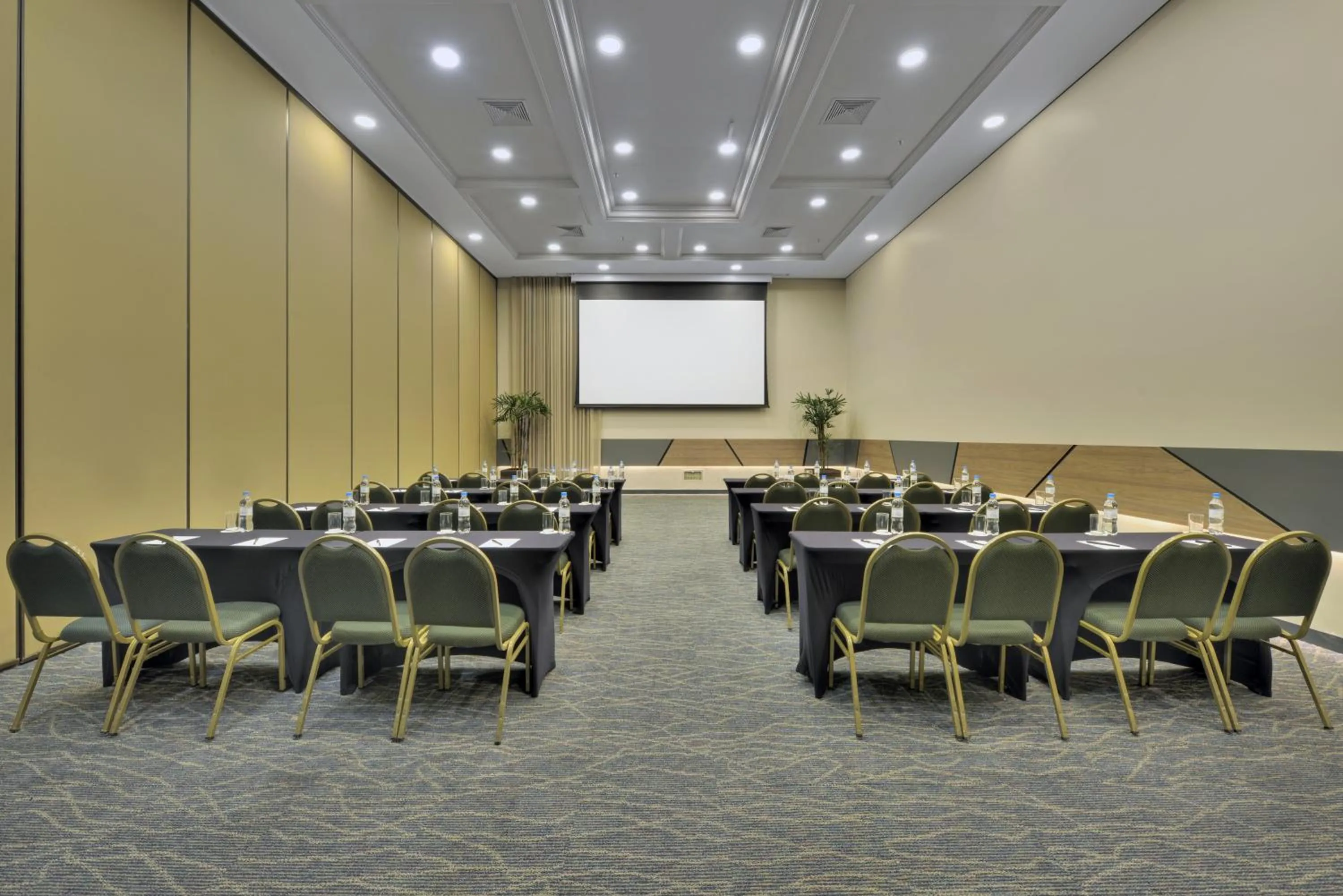 Meeting/conference room in Hotel Deville Prime Porto Alegre