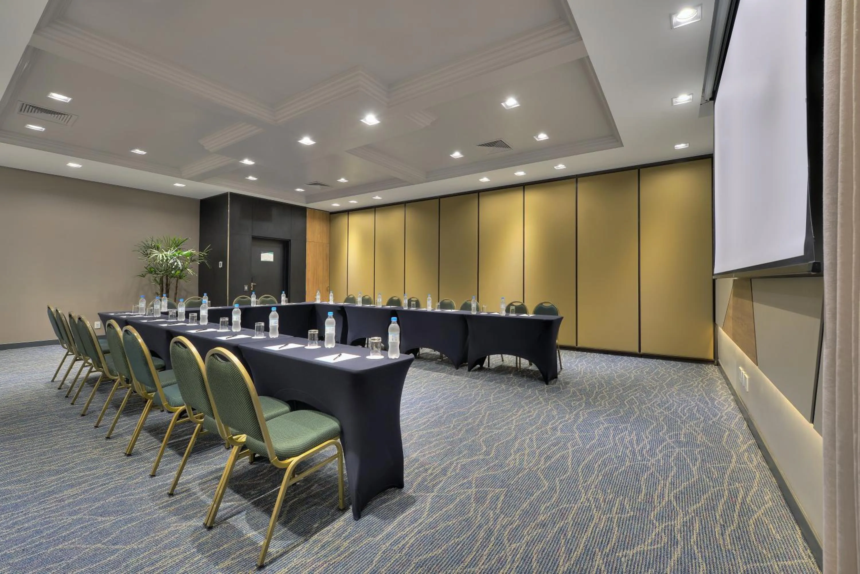 Meeting/conference room in Hotel Deville Prime Porto Alegre