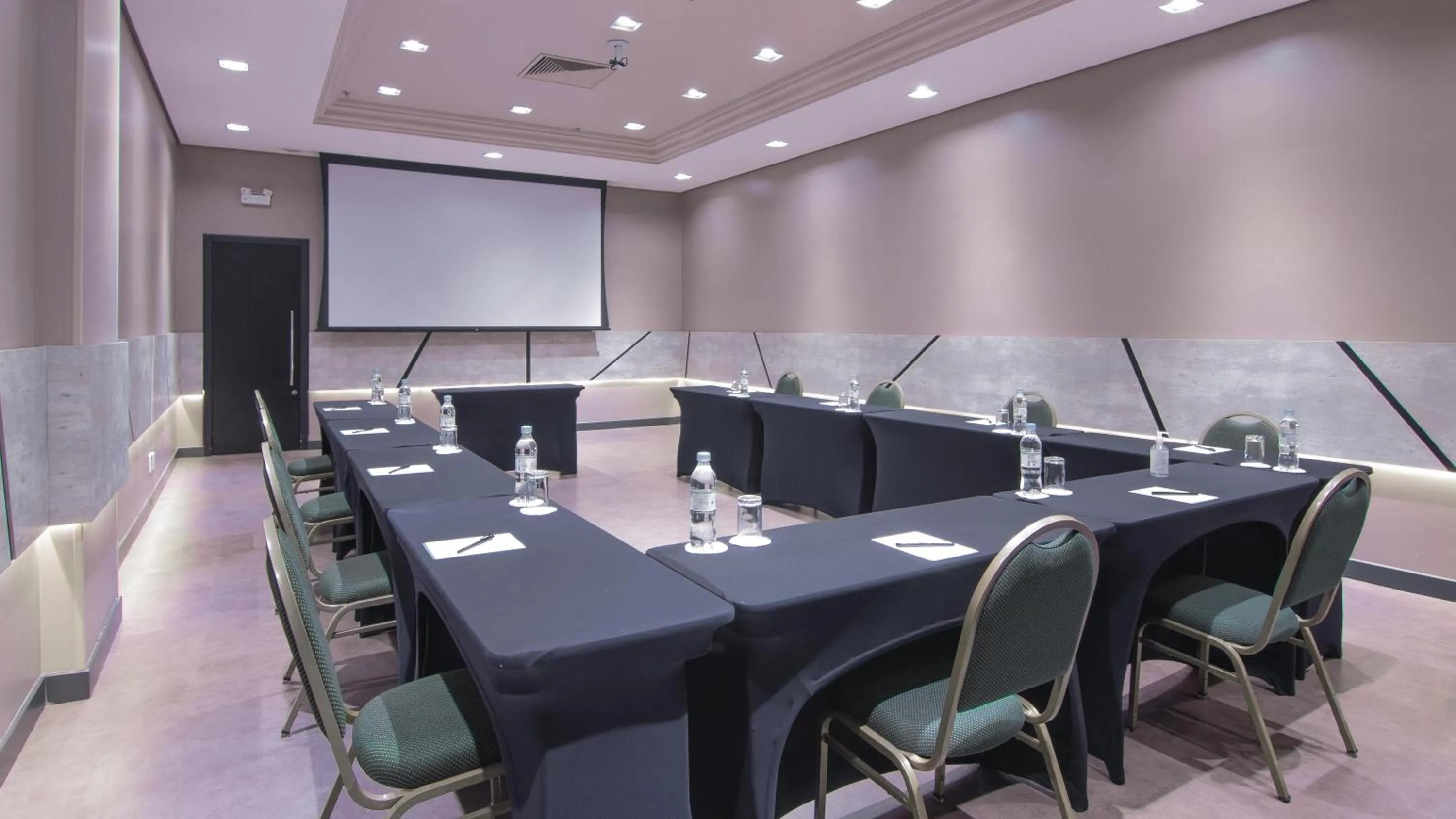 Meeting/conference room in Hotel Deville Prime Porto Alegre
