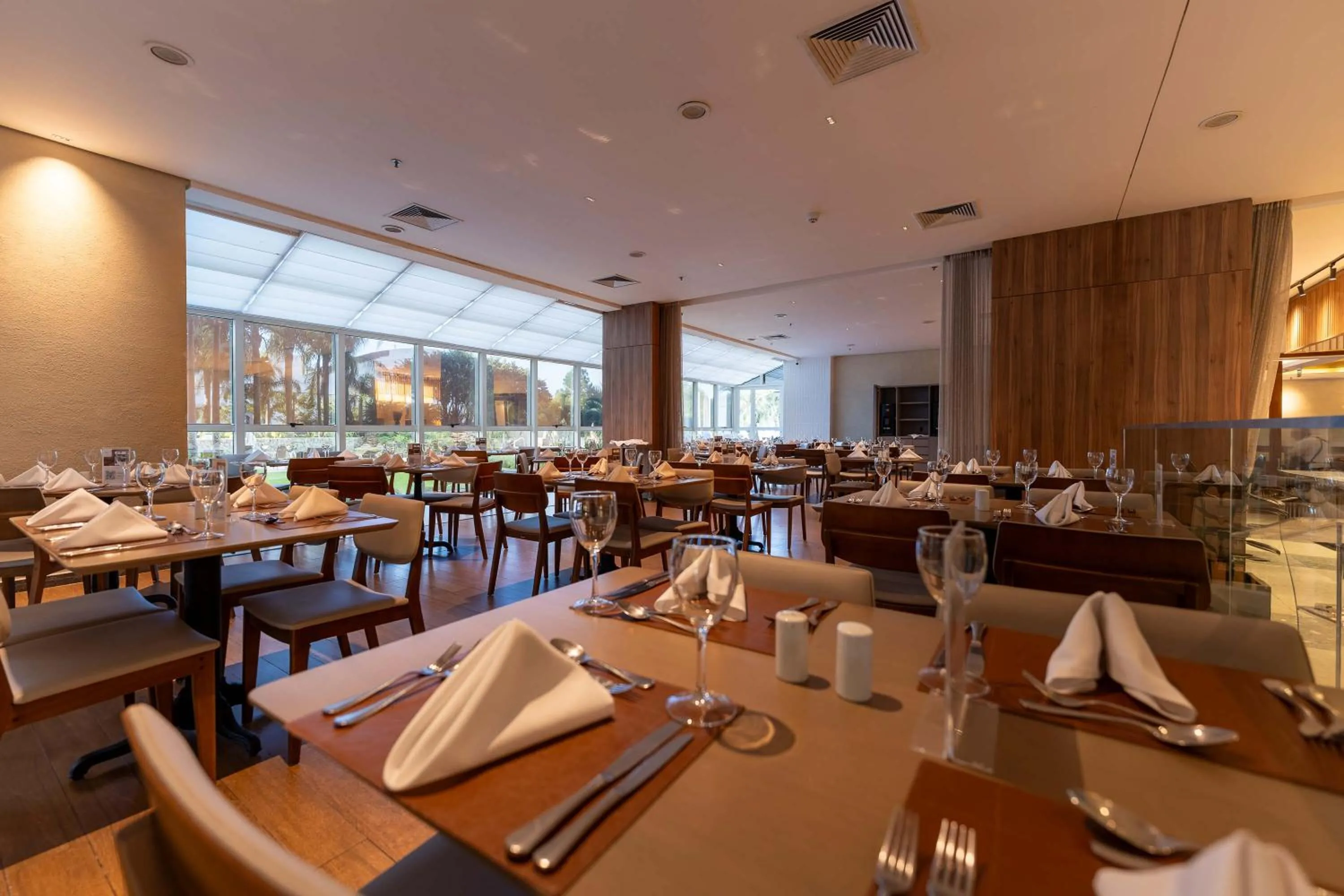 Restaurant/places to eat in Hotel Deville Prime Porto Alegre