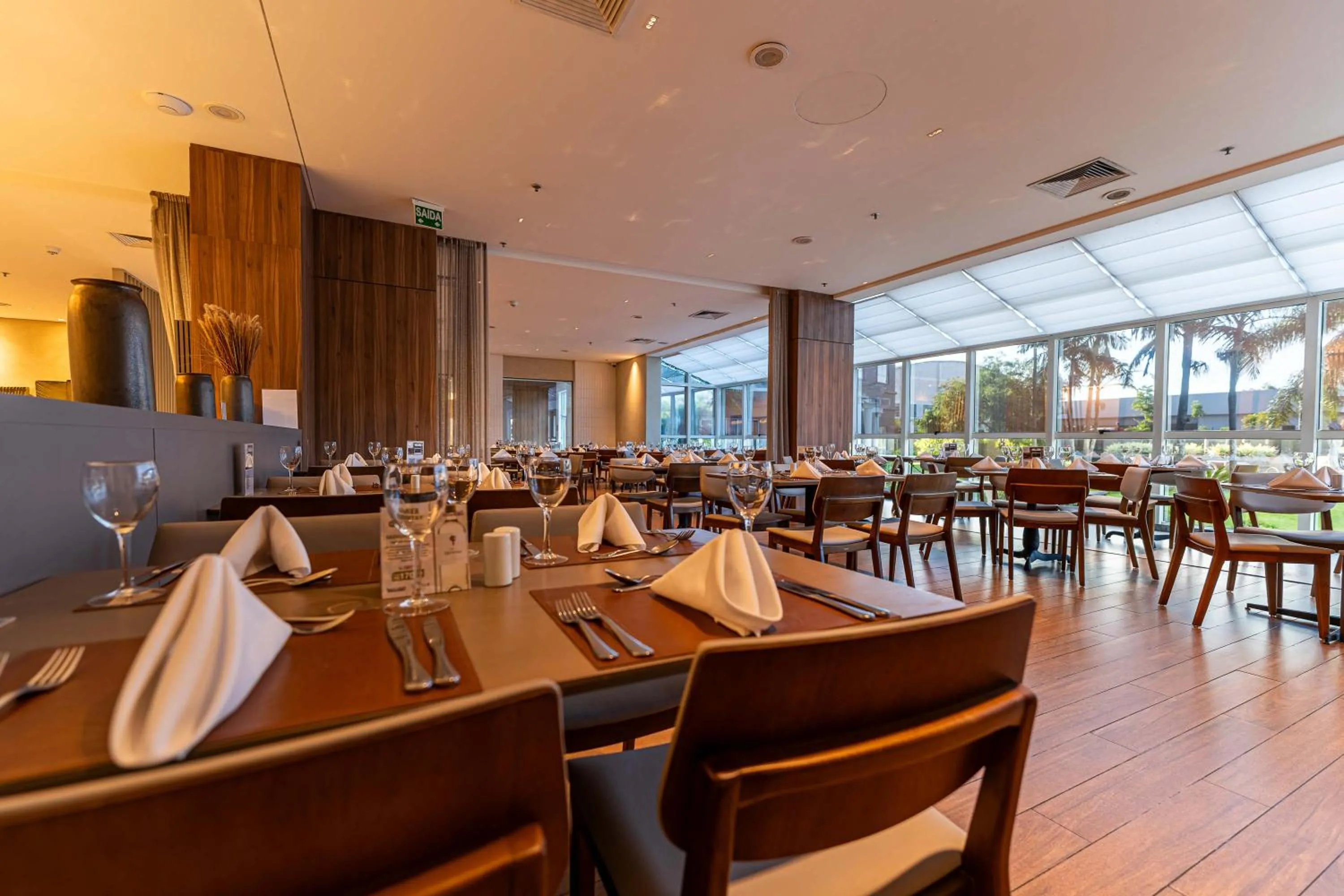 Restaurant/places to eat in Hotel Deville Prime Porto Alegre