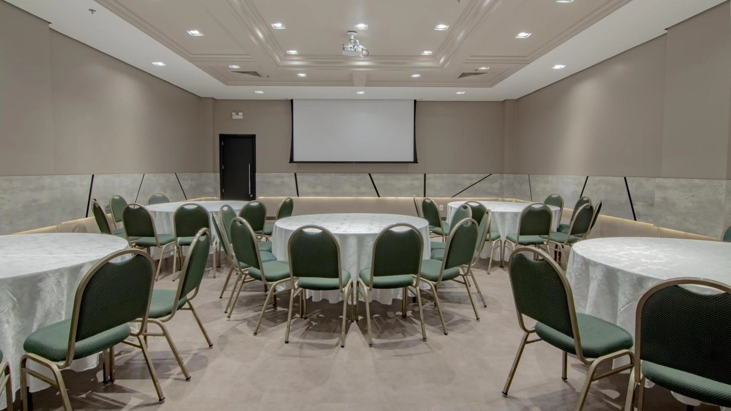 Meeting/conference room in Hotel Deville Prime Porto Alegre
