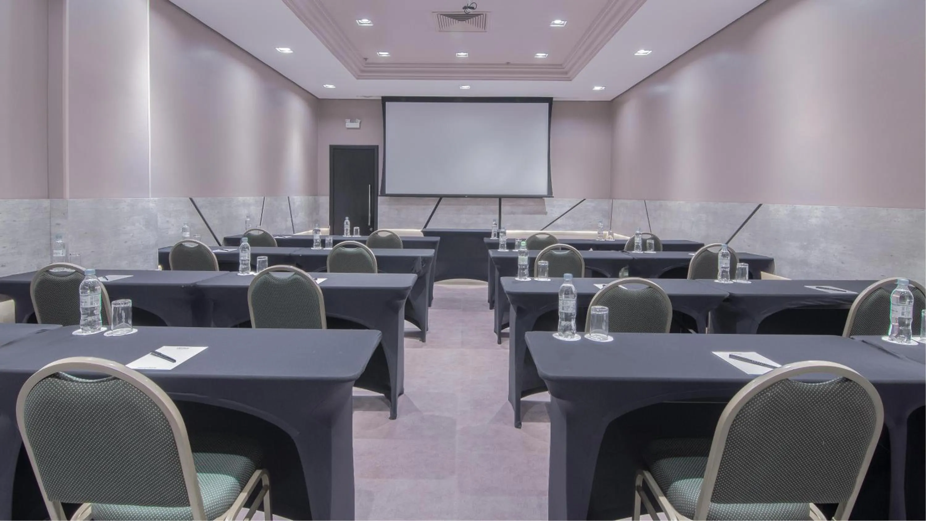 Meeting/conference room in Hotel Deville Prime Porto Alegre