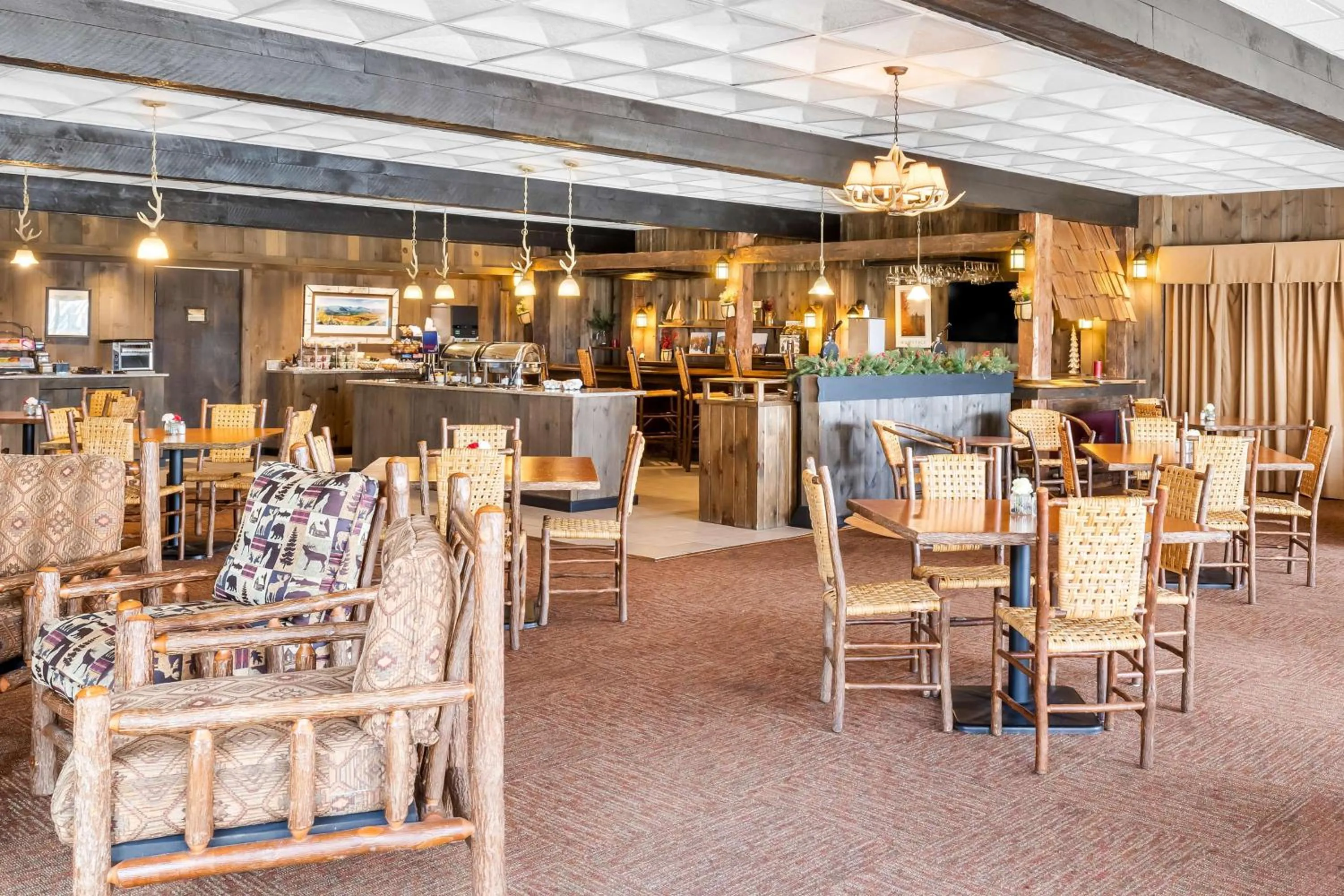 Lounge or bar in Best Western Adirondack Inn