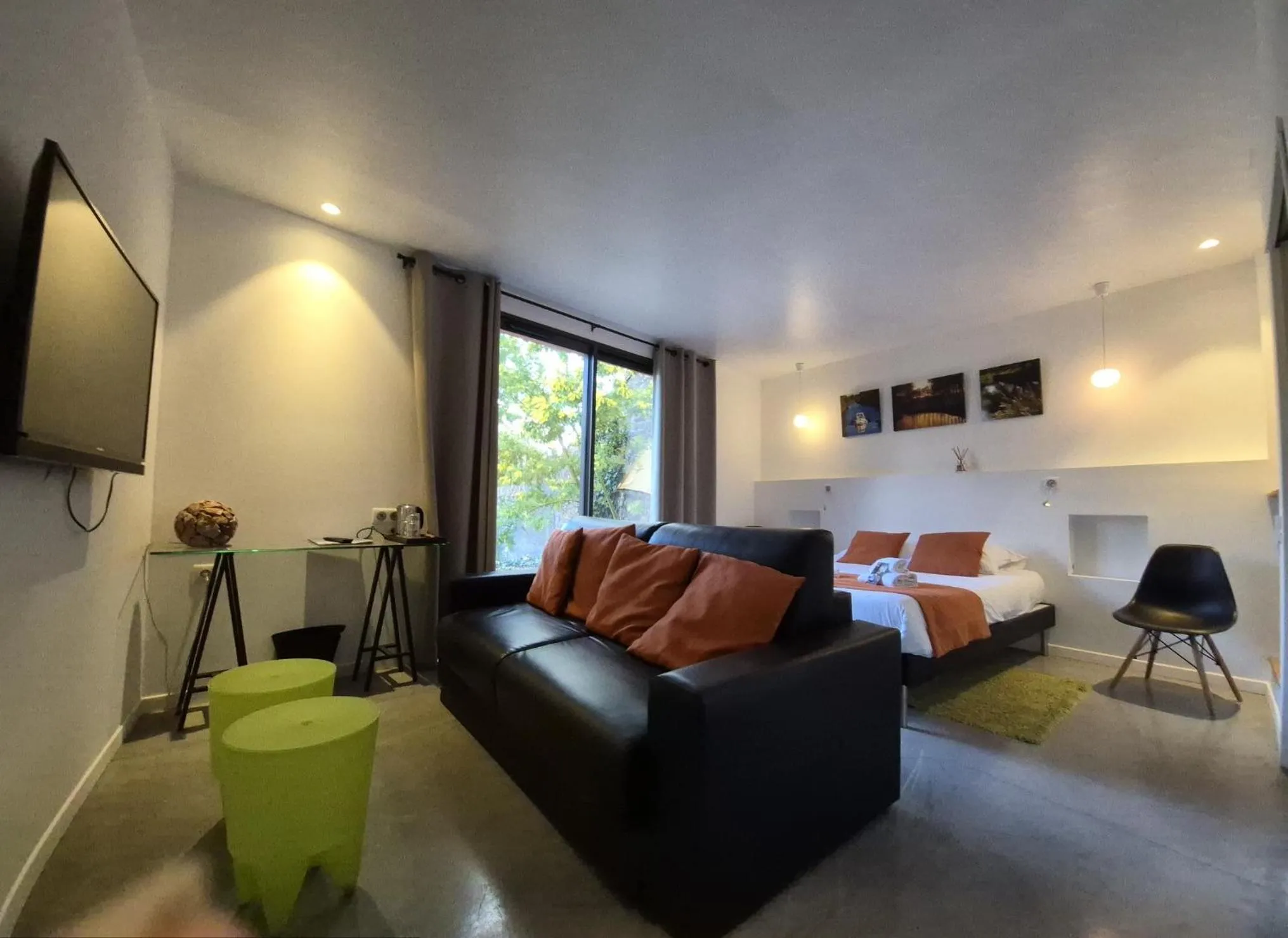 Communal lounge/ TV room in Contact Hôtel Le Minervois - Hôtel & Restaurant Au nord de Carcassonne