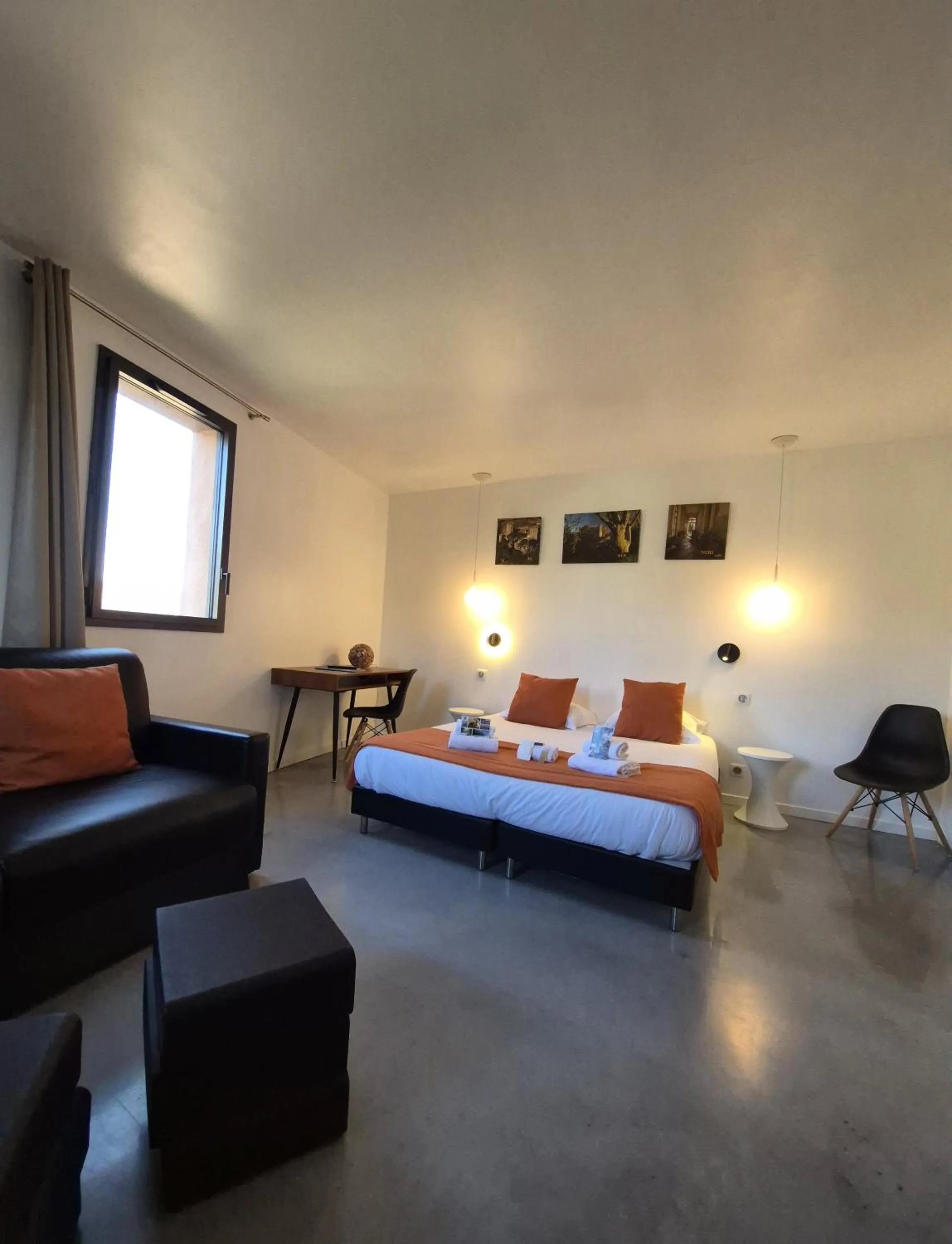 Living room, Bed in Contact Hôtel Le Minervois - Hôtel & Restaurant Au nord de Carcassonne