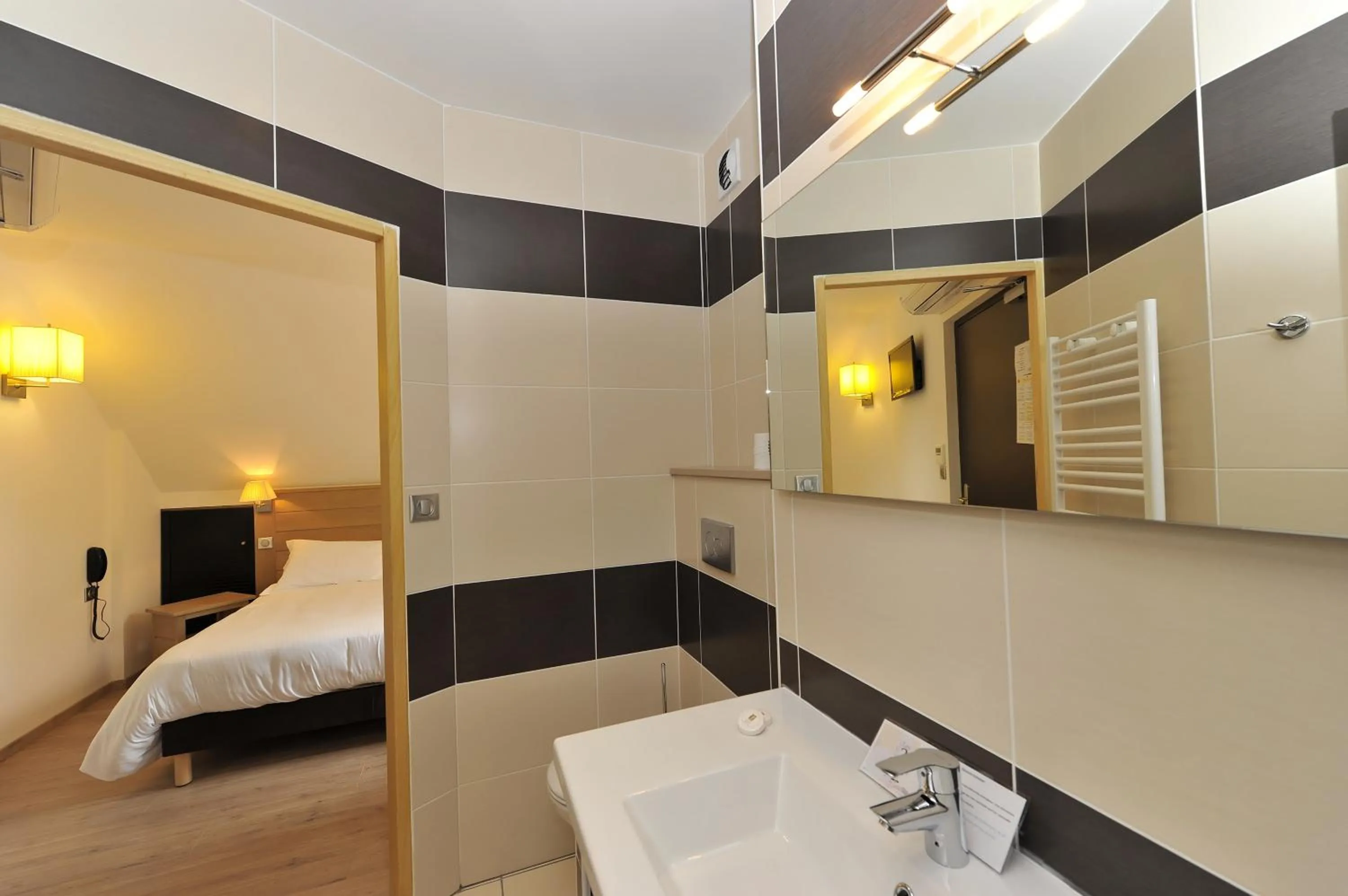 Bathroom, Bed in Logis Hôtel Restaurant Les 2 Rives - A75, en bordure de rivière