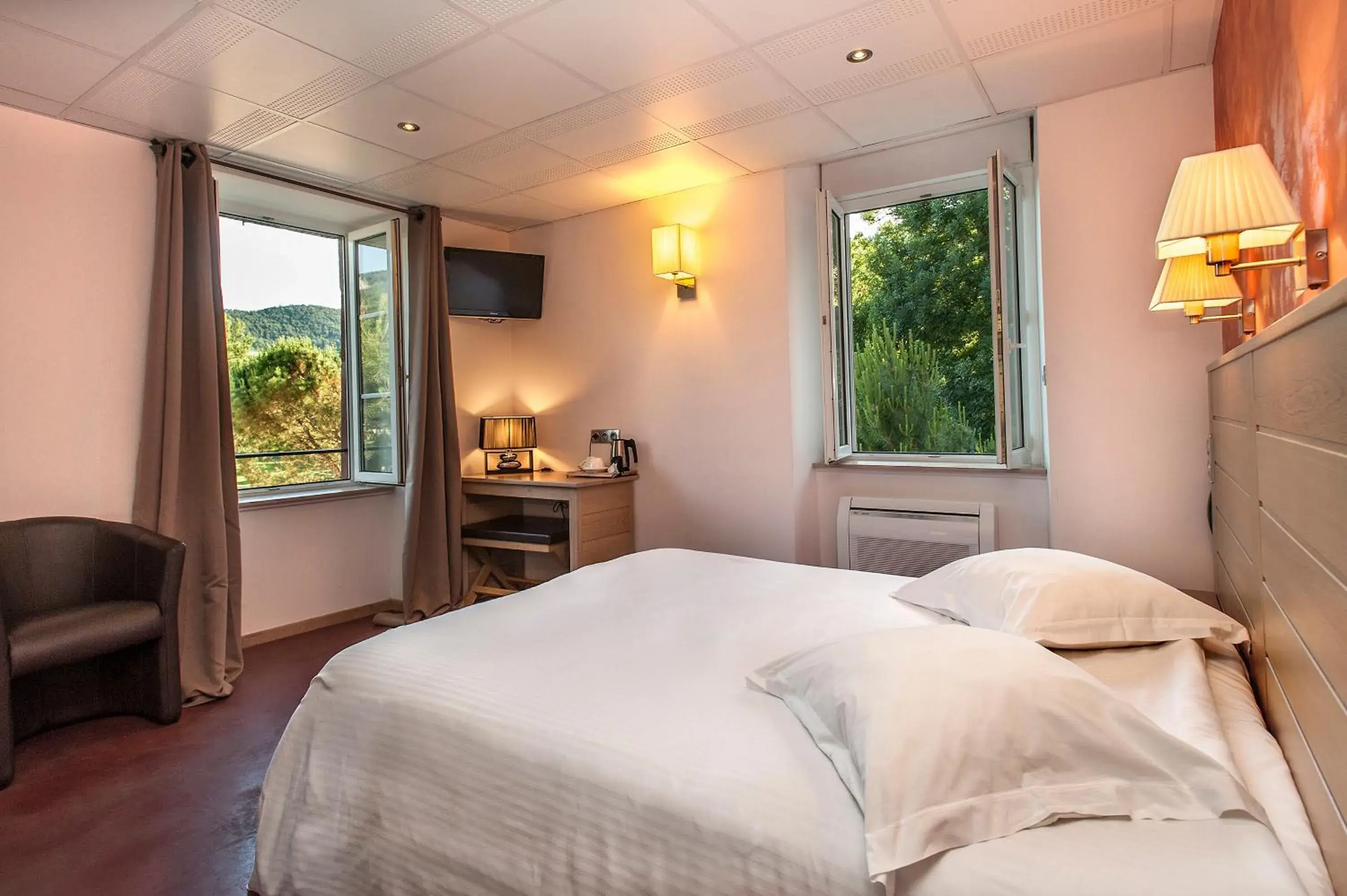 Comfort Double or Twin Room - Disability Access in Hôtel Restaurant Les 2 Rives - Logis Hôtels Comfort Double or Twin Room - Disability Access in Hôtel Restaurant Les 2 Rives - Logis Hôtels