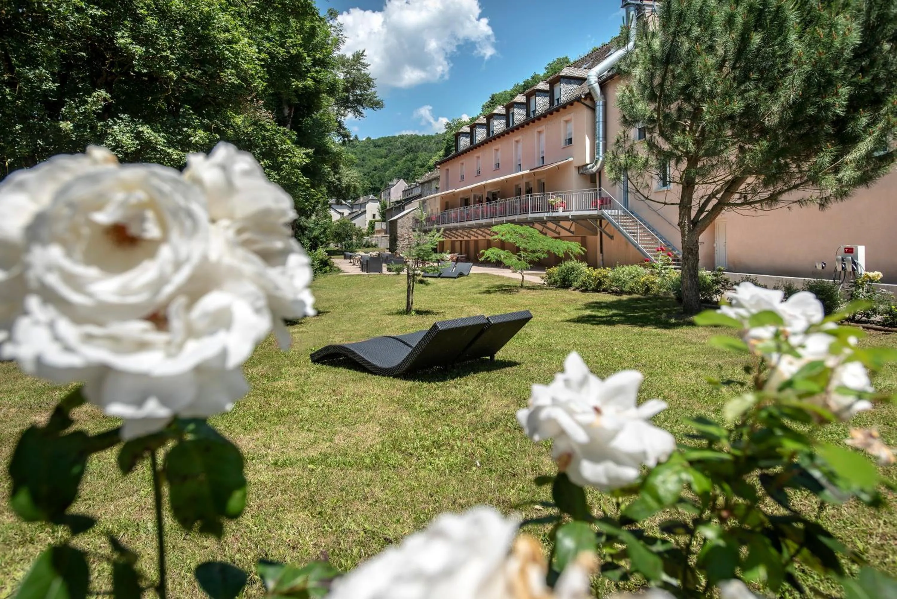 Property building in Logis Hôtel Restaurant Les 2 Rives - A75, en bordure de rivière