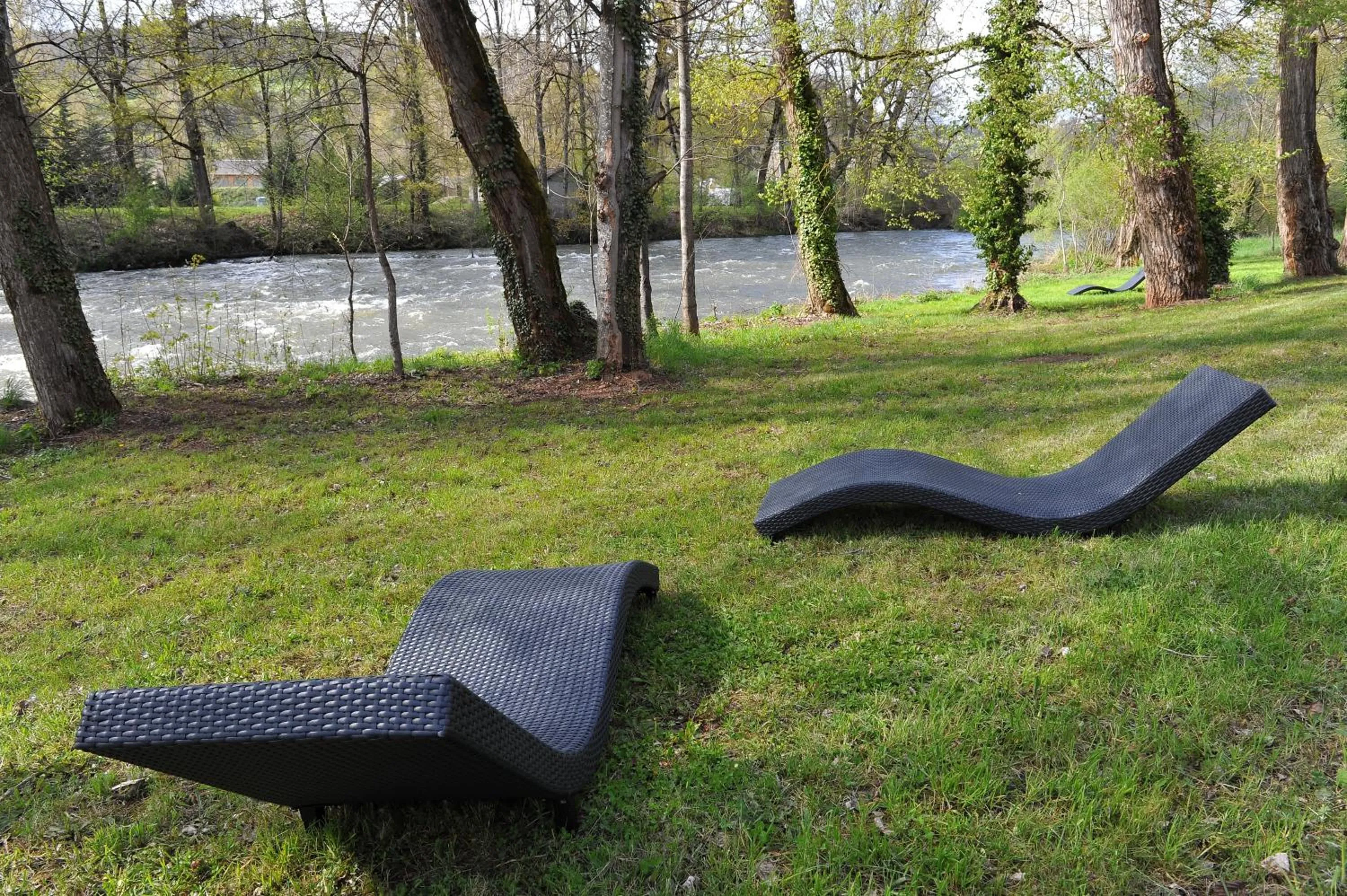 Garden in Logis Hôtel Restaurant Les 2 Rives - A75, en bordure de rivière