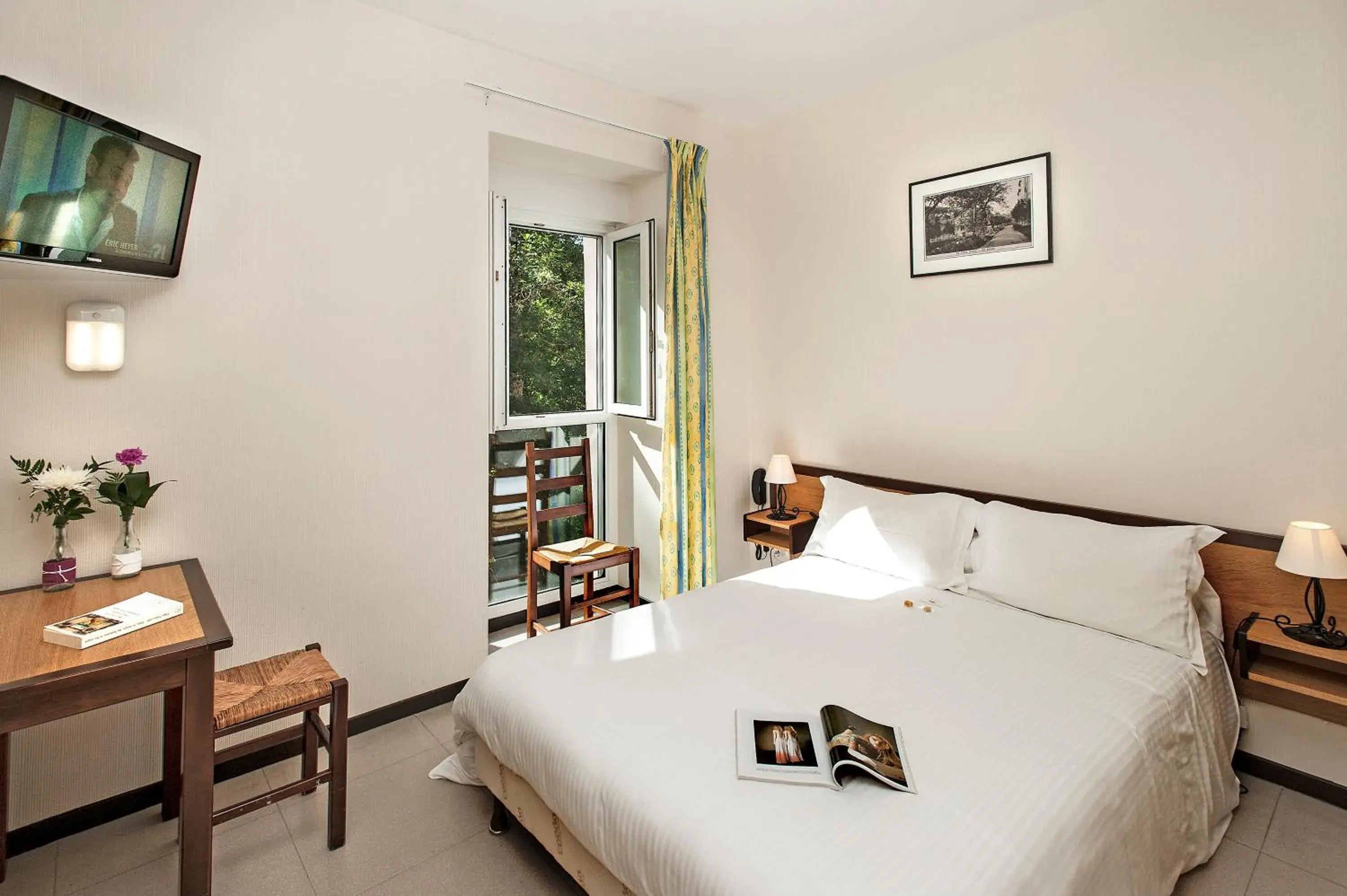 Budget Double Room in Hôtel Restaurant Les 2 Rives - Logis Hôtels Budget Double Room in Hôtel Restaurant Les 2 Rives - Logis Hôtels