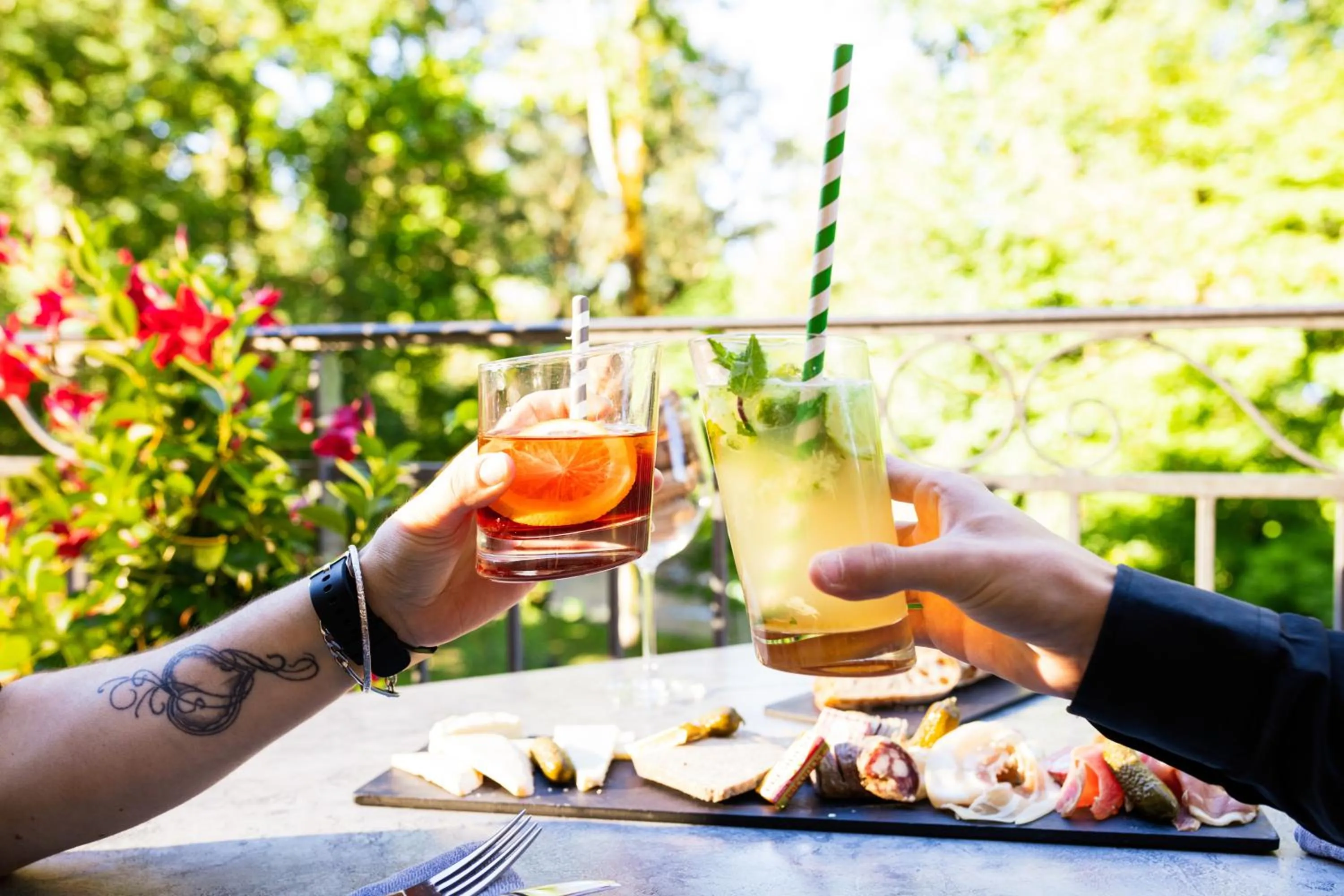 Lounge or bar in Logis Hôtel Restaurant Les 2 Rives - A75, en bordure de rivière