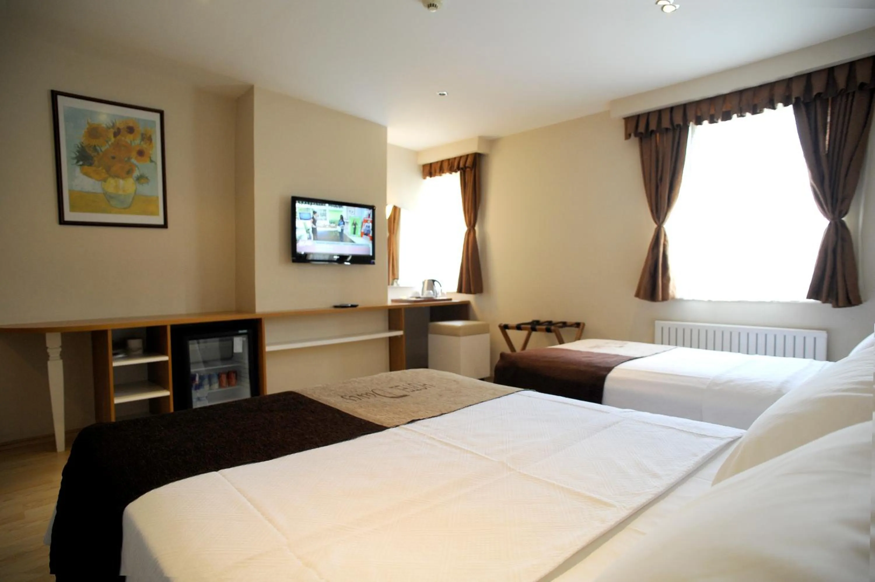 Photo of the whole room, Bed in Hotel Davos Istanbul