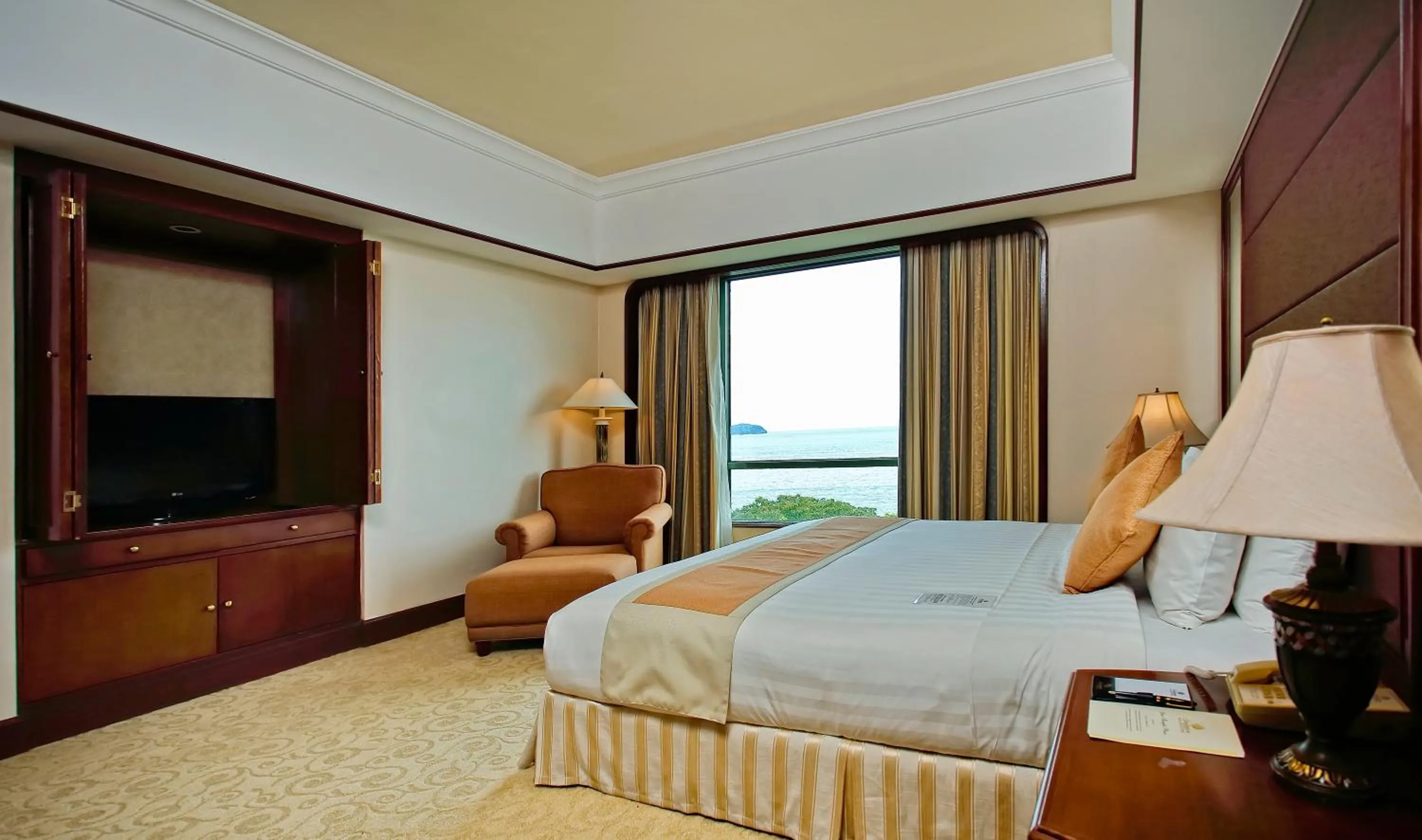 Bedroom, Bed in The Pacific Sutera Hotel