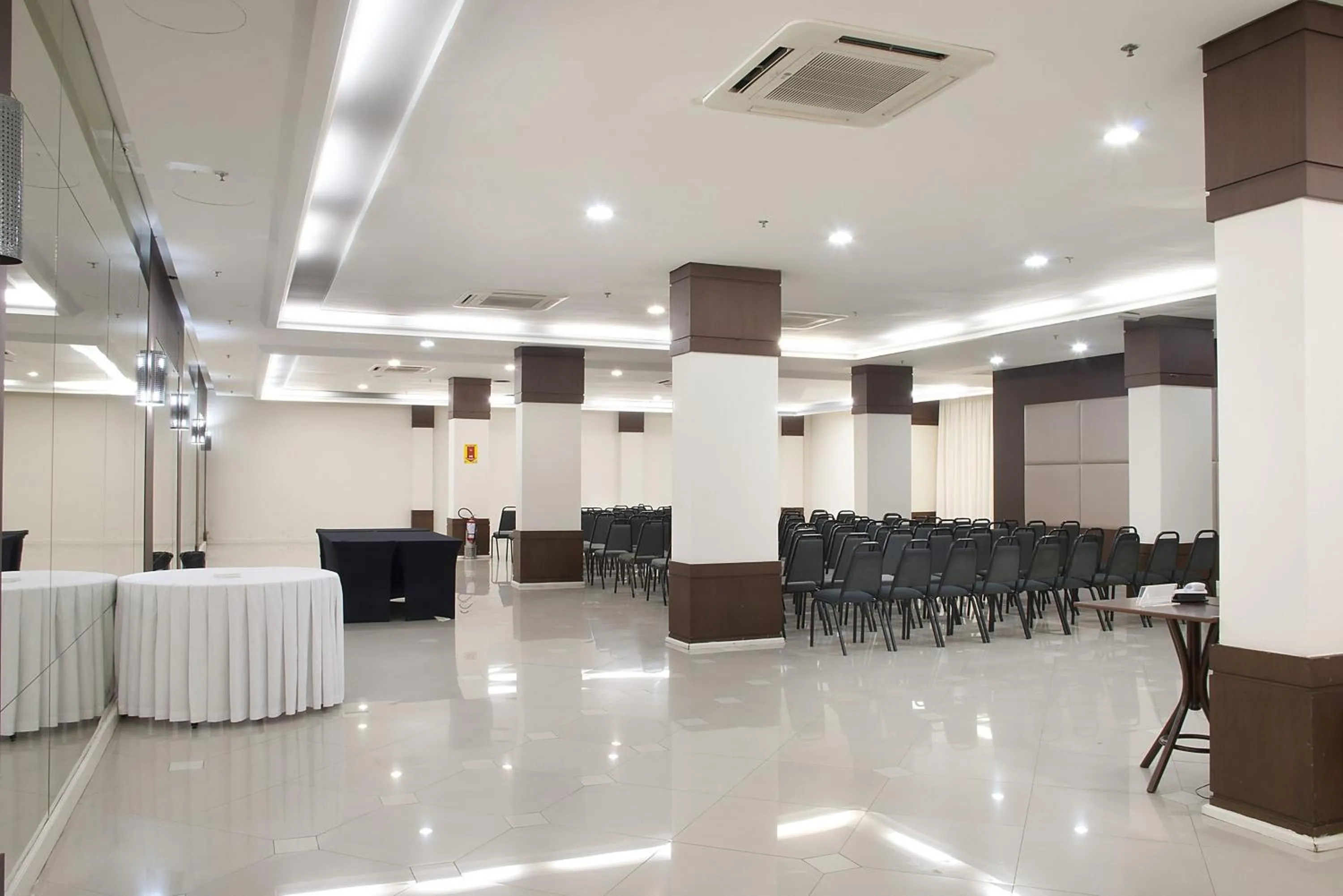 Business facilities in Master Porto Alegre Hotel - Av Carlos Gomes, Próximo ao Consulado Americano