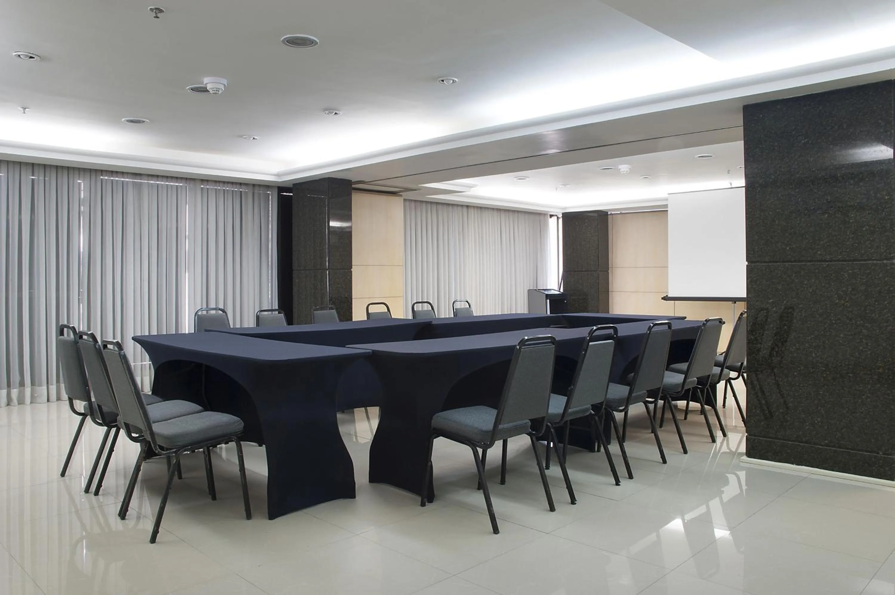 Meeting/conference room in Master Porto Alegre Hotel - Av Carlos Gomes, Próximo ao Consulado Americano