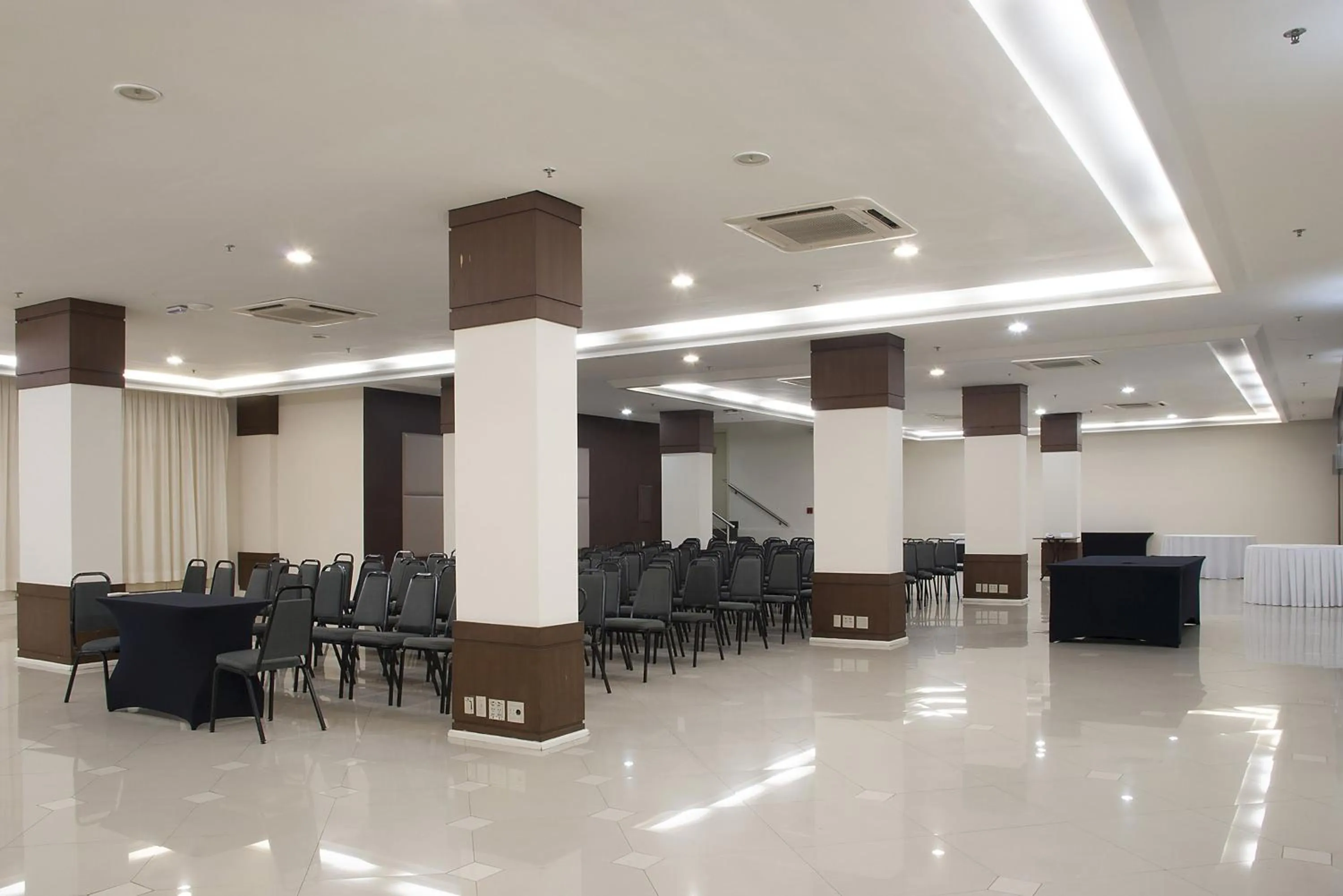 Meeting/conference room in Master Porto Alegre Hotel - Av Carlos Gomes, Próximo ao Consulado Americano