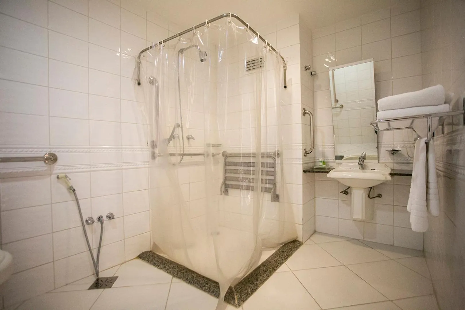 Shower in Master Porto Alegre Hotel - Av Carlos Gomes, Próximo ao Consulado Americano