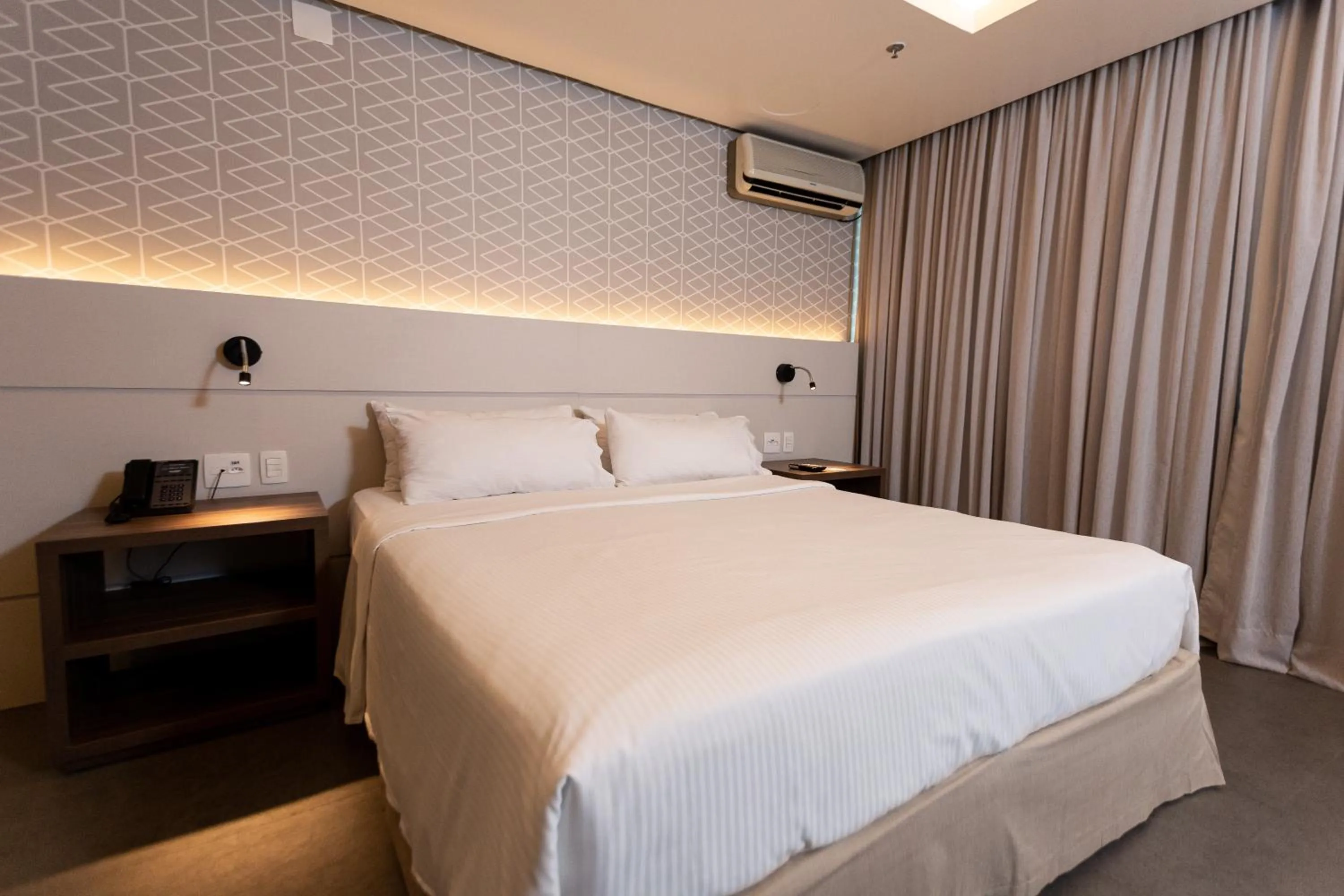 Bed in Master Porto Alegre Hotel - Av Carlos Gomes, Próximo ao Consulado Americano