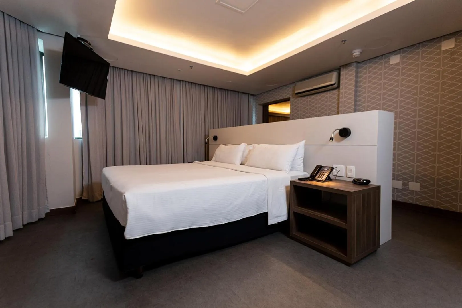 Bed in Master Porto Alegre Hotel - Av Carlos Gomes, Próximo ao Consulado Americano