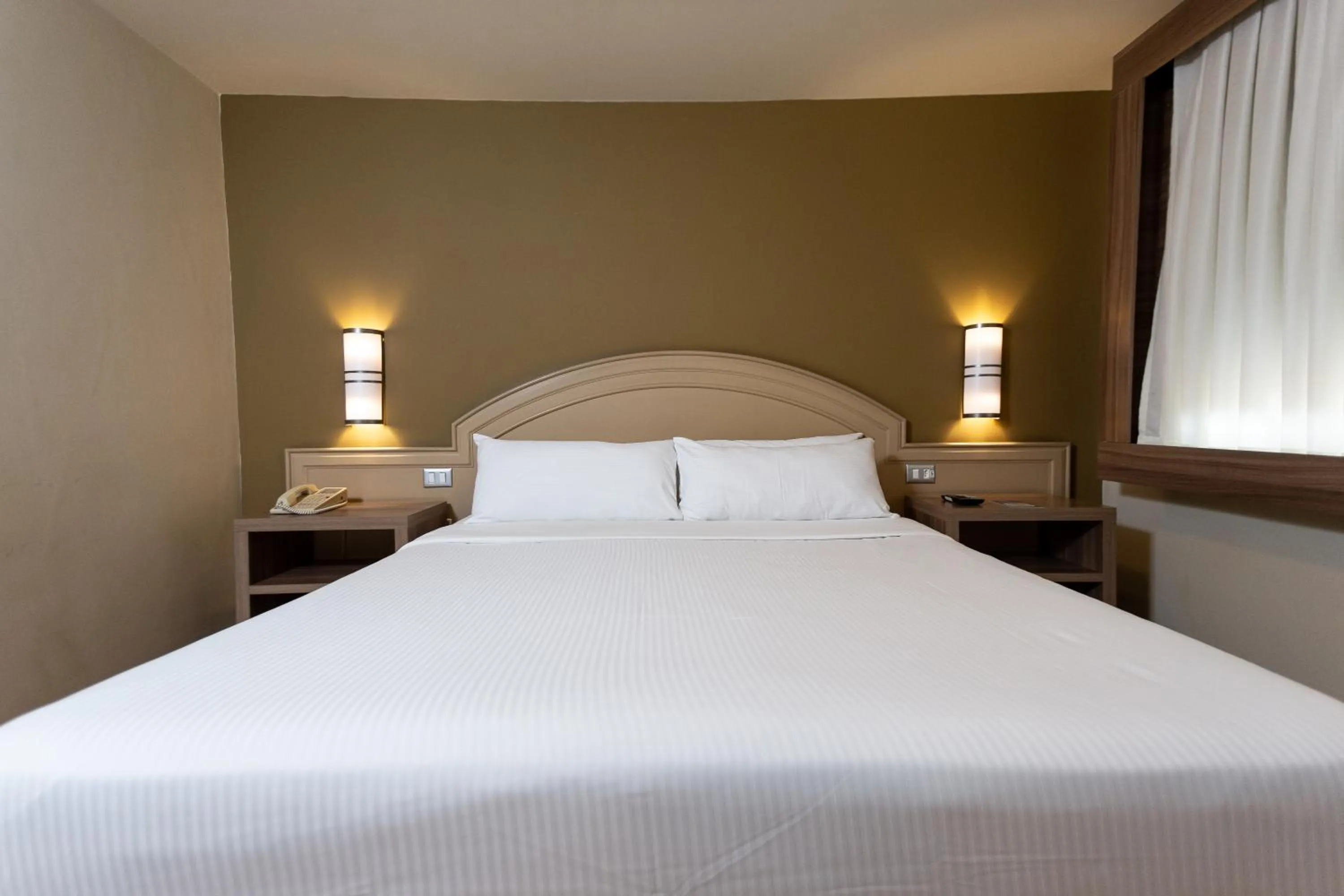 Bed in Master Porto Alegre Hotel - Av Carlos Gomes, Próximo ao Consulado Americano