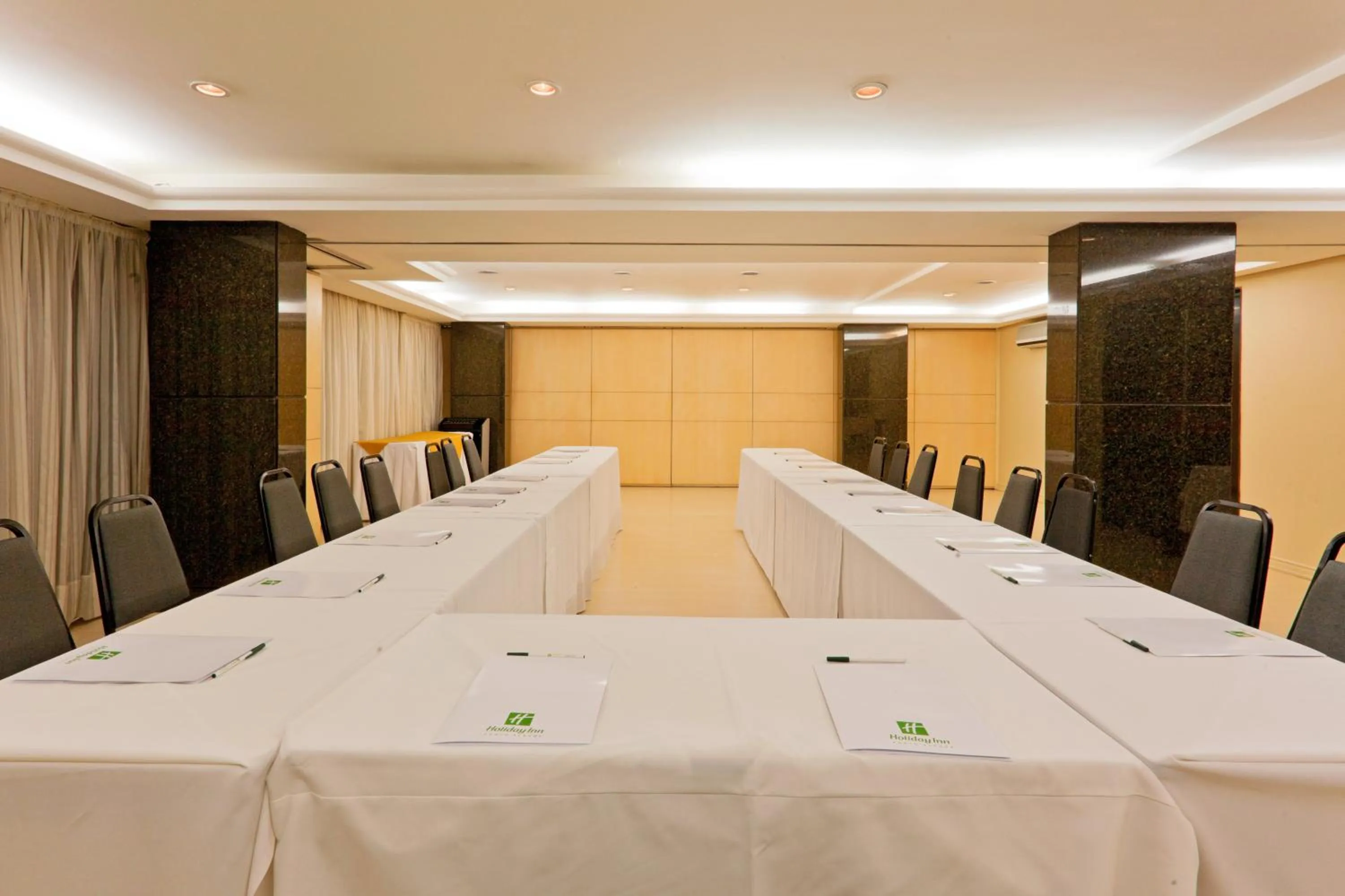 Meeting/conference room in Master Porto Alegre Hotel - Av Carlos Gomes, Próximo ao Consulado Americano