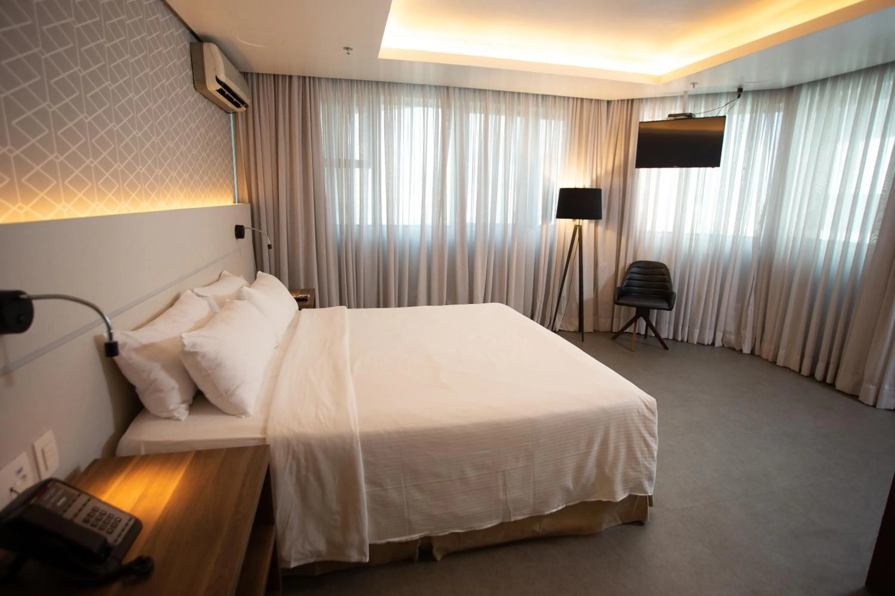 Bedroom, Bed in Master Porto Alegre Hotel - Av Carlos Gomes, Próximo ao Consulado Americano