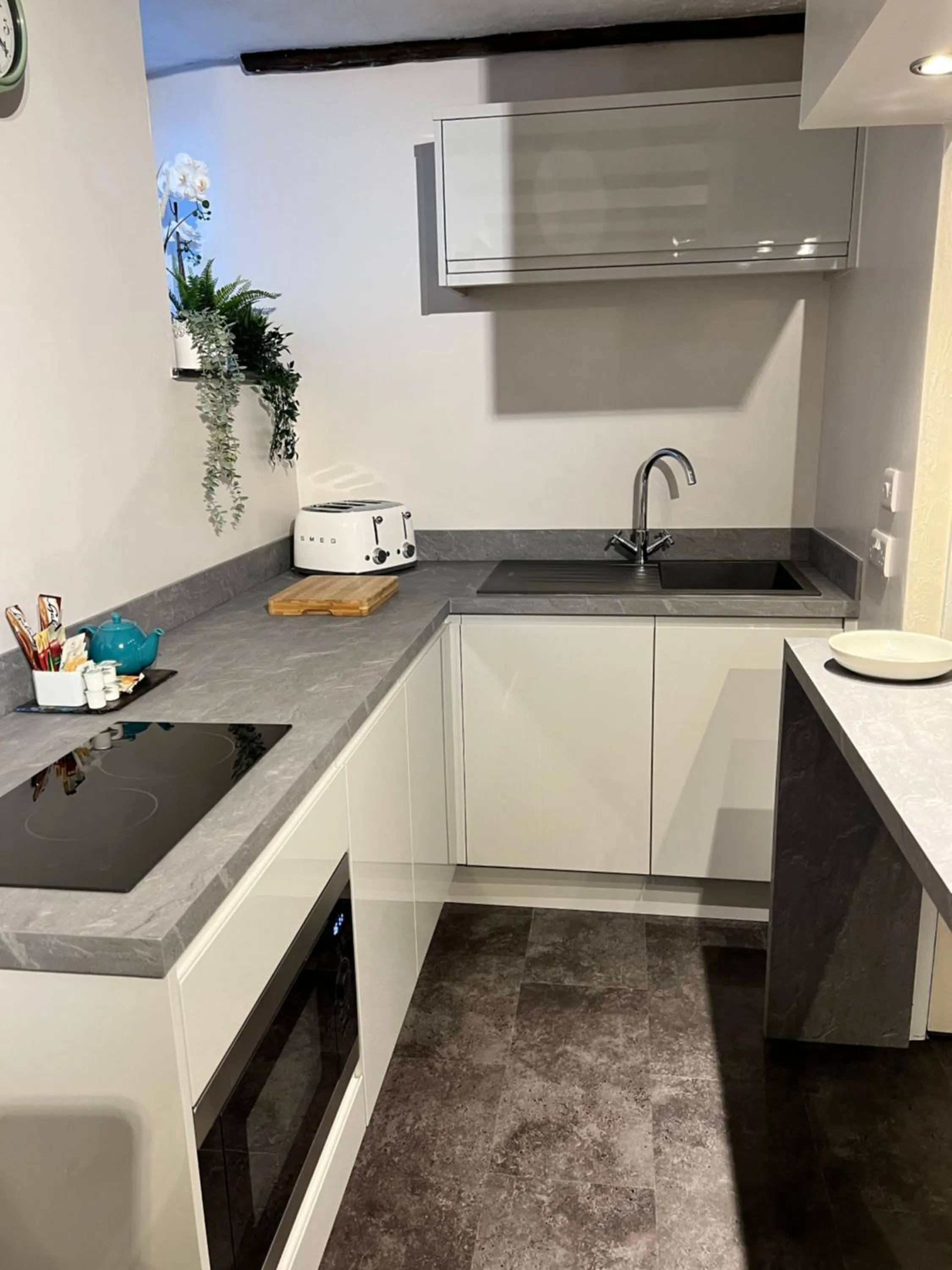 Kitchen or kitchenette in Tudor Lodge