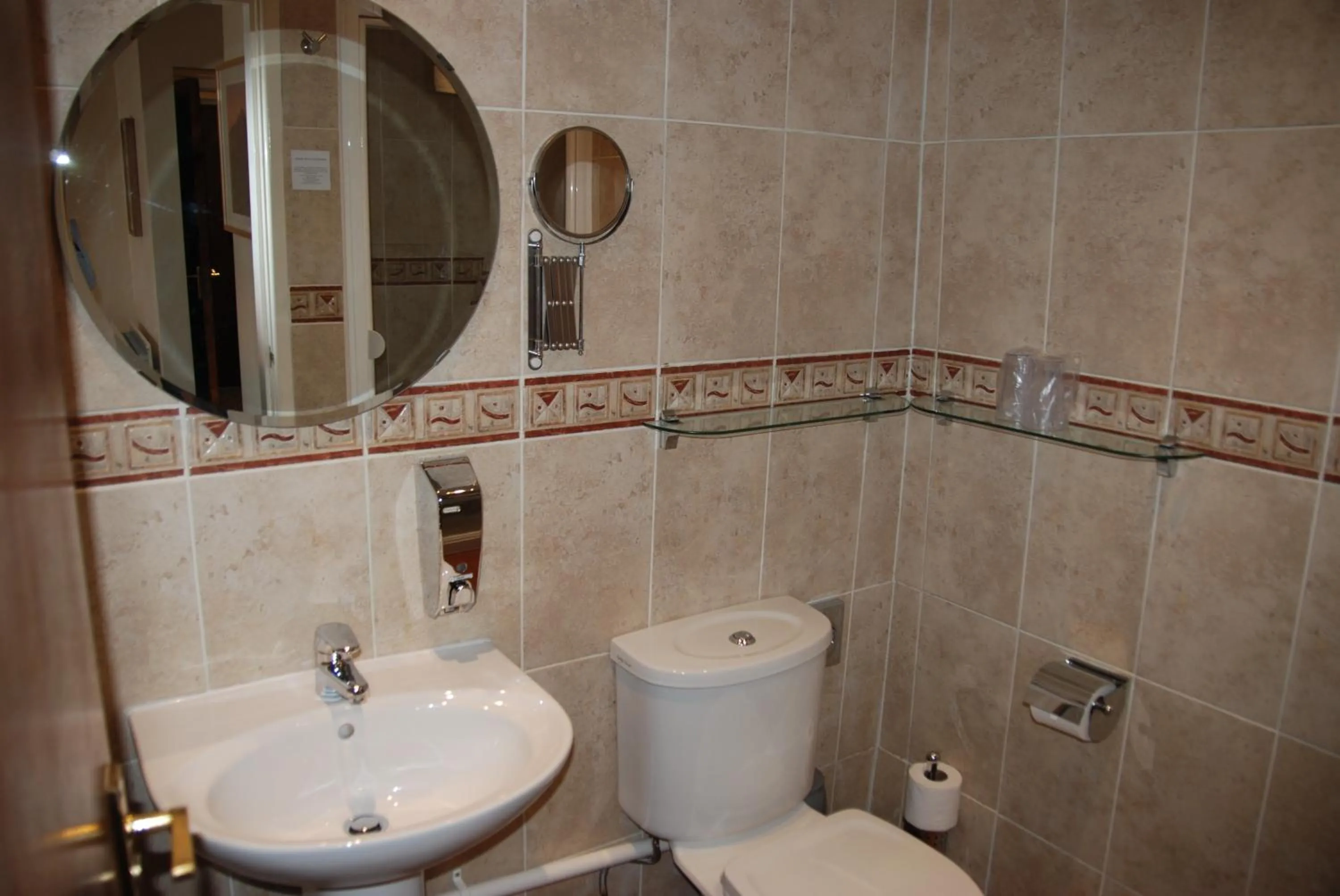 Bathroom in Tudor Lodge