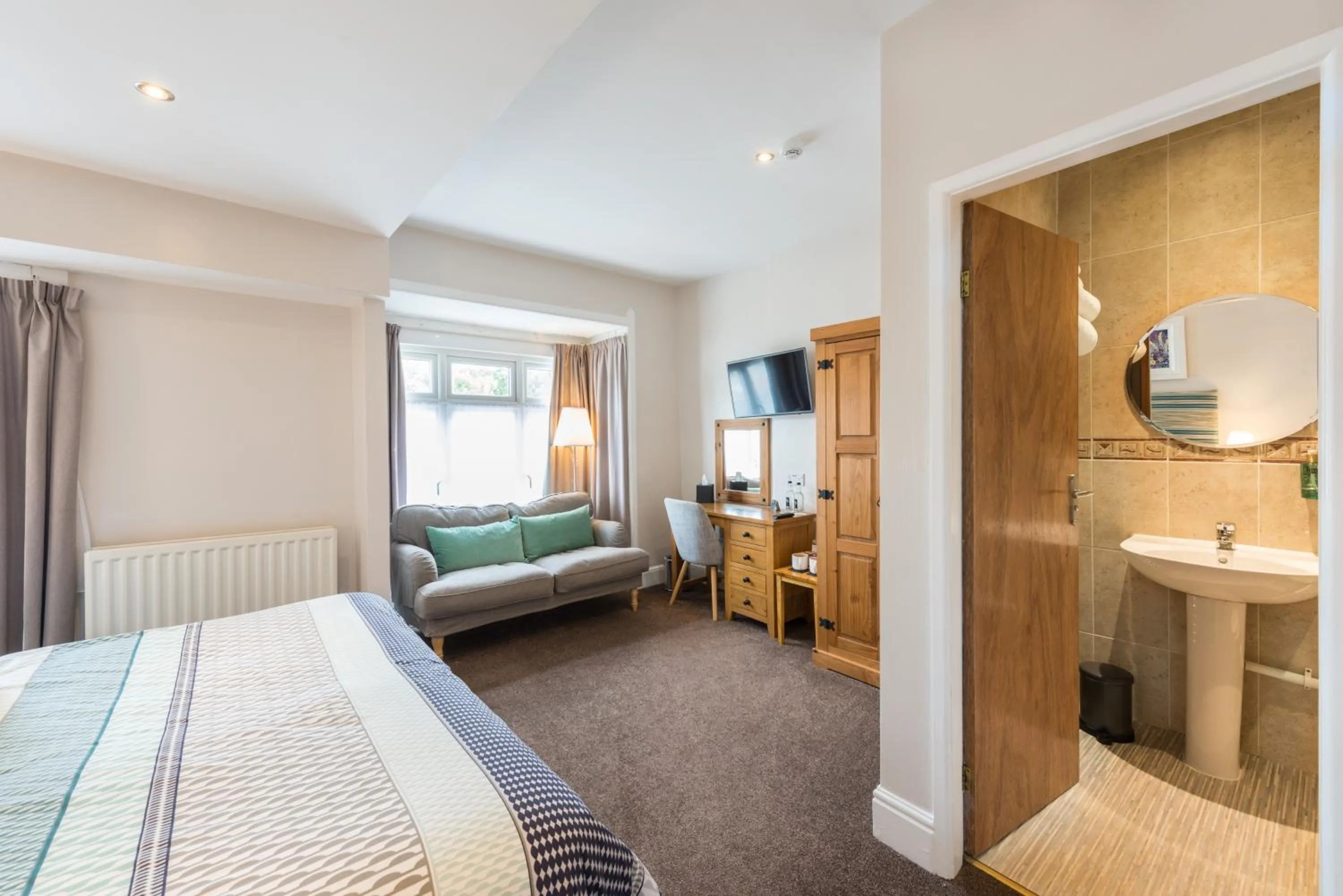 Bedroom, Bed in Tudor Lodge