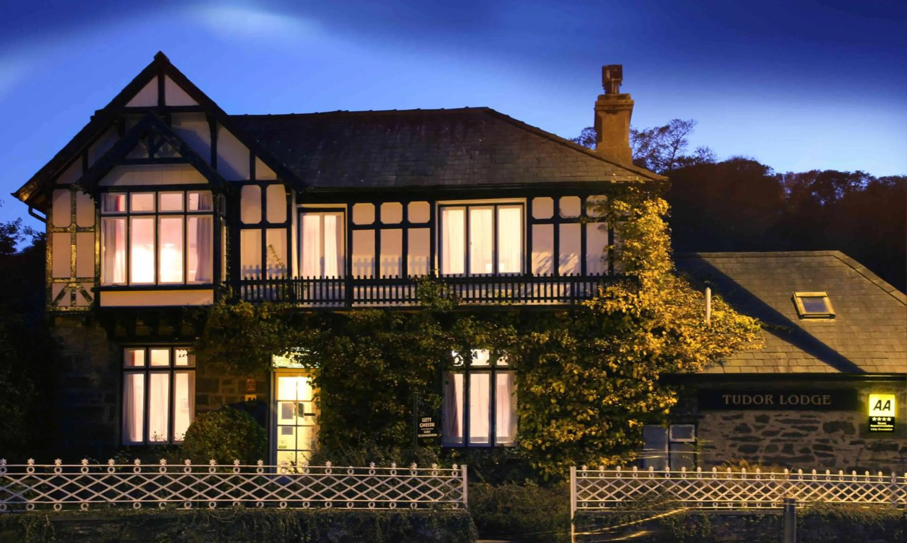 Facade/entrance in Tudor Lodge