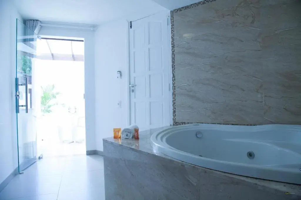 Partial view with soaking tub in Pousada Ilha da Saudade Partial view with soaking tub in Pousada Ilha da Saudade