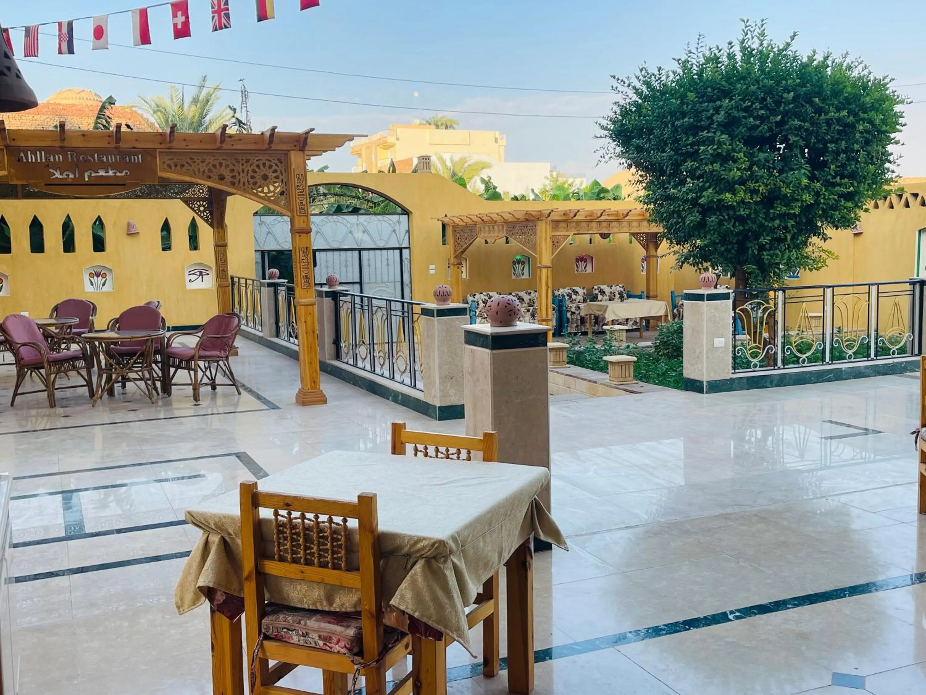 Restaurant/places to eat in Jewel Howard Carter Hotel