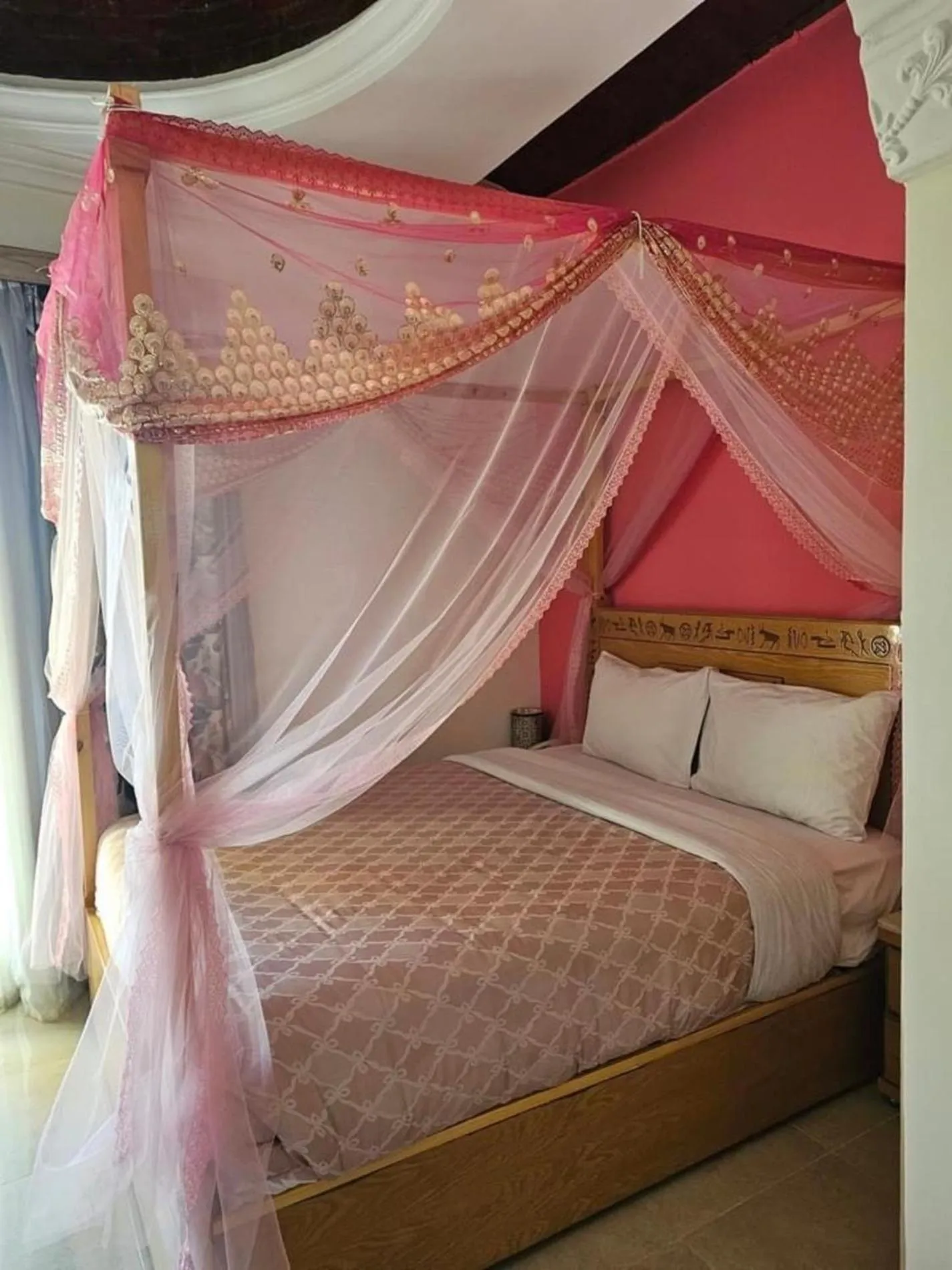 Bed in Jewel Howard Carter Hotel