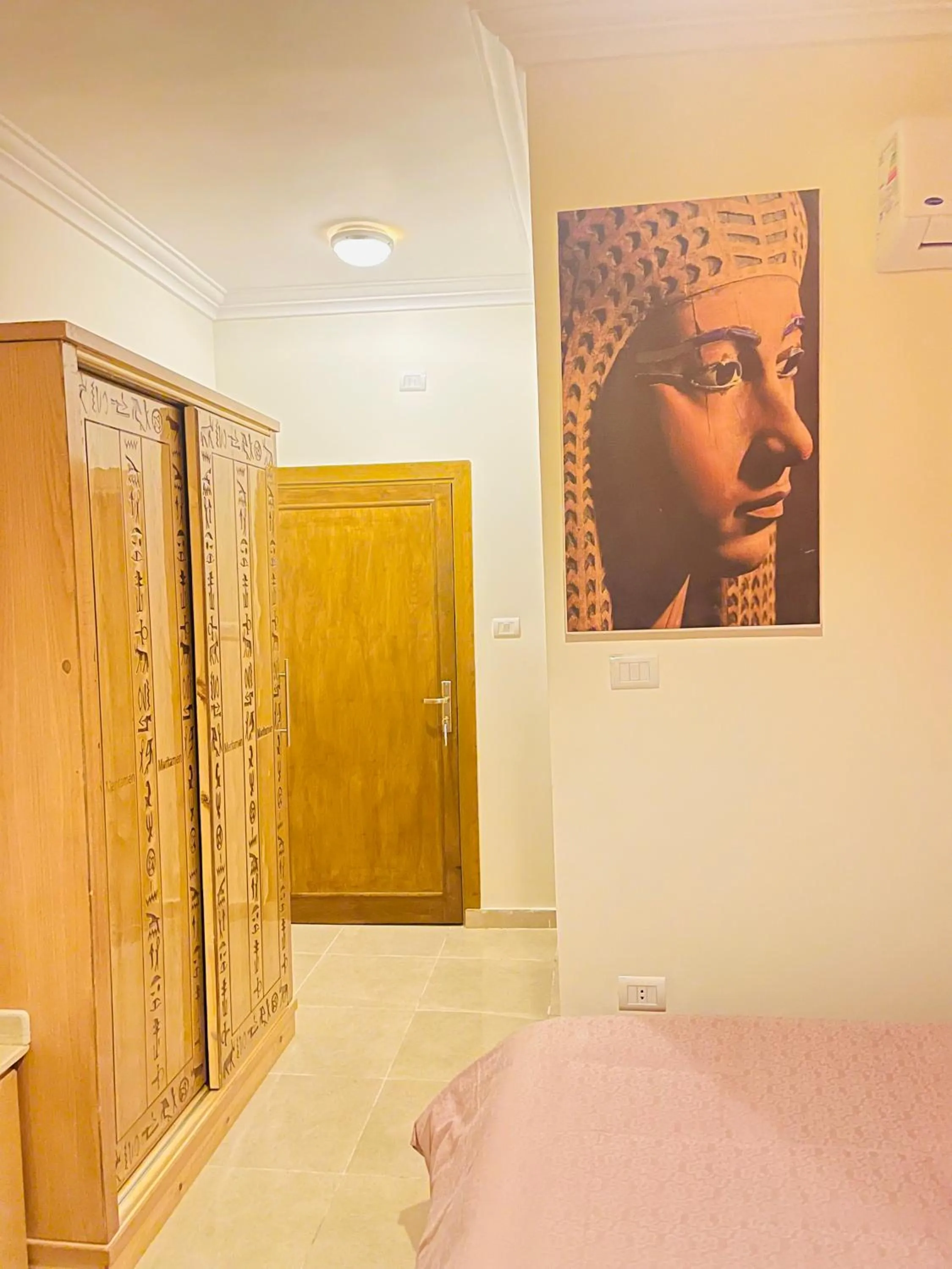 Photo of the whole room, Bed in Jewel Howard Carter Hotel