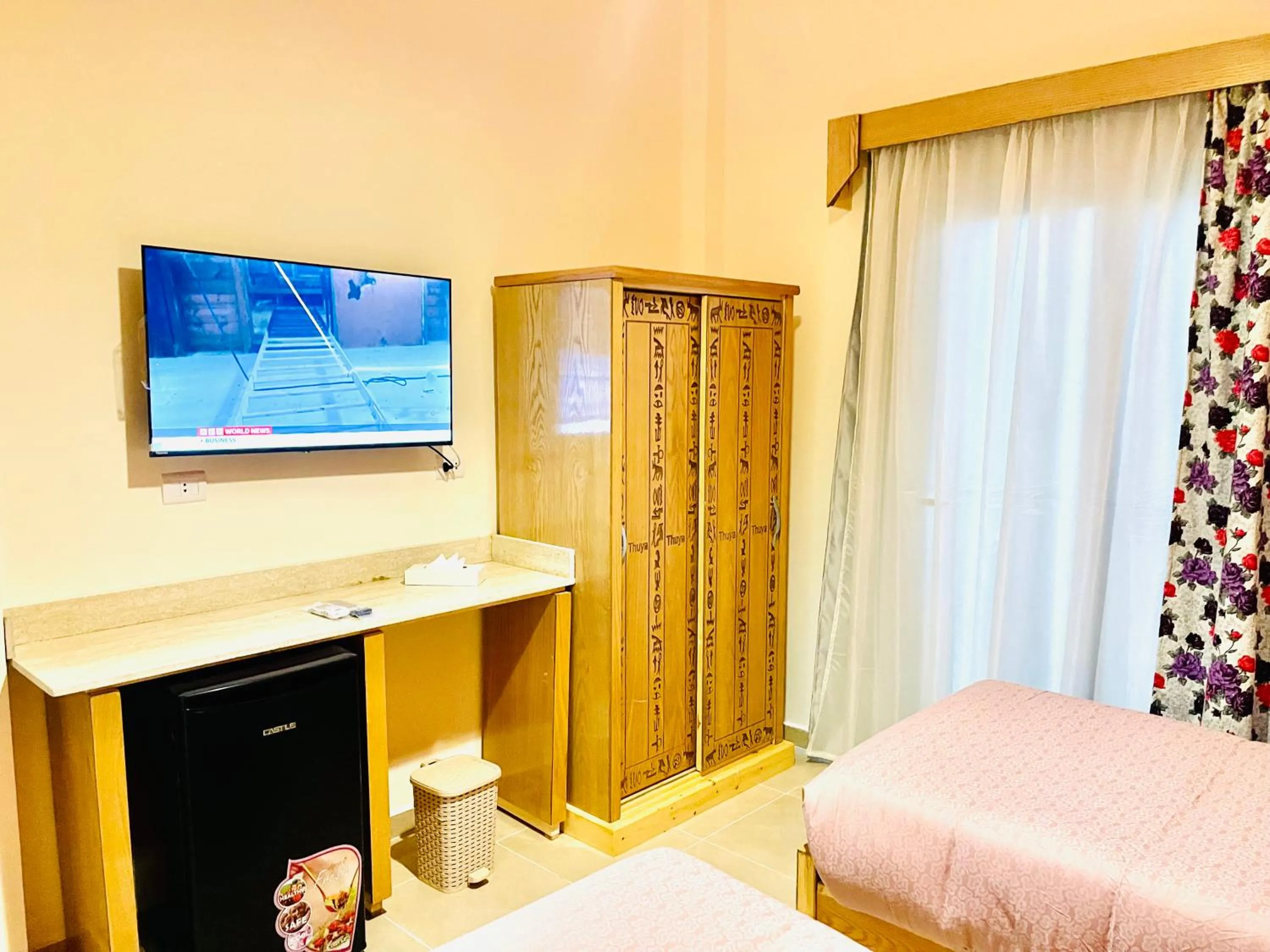 Communal lounge/ TV room, Bed in Jewel Howard Carter Hotel