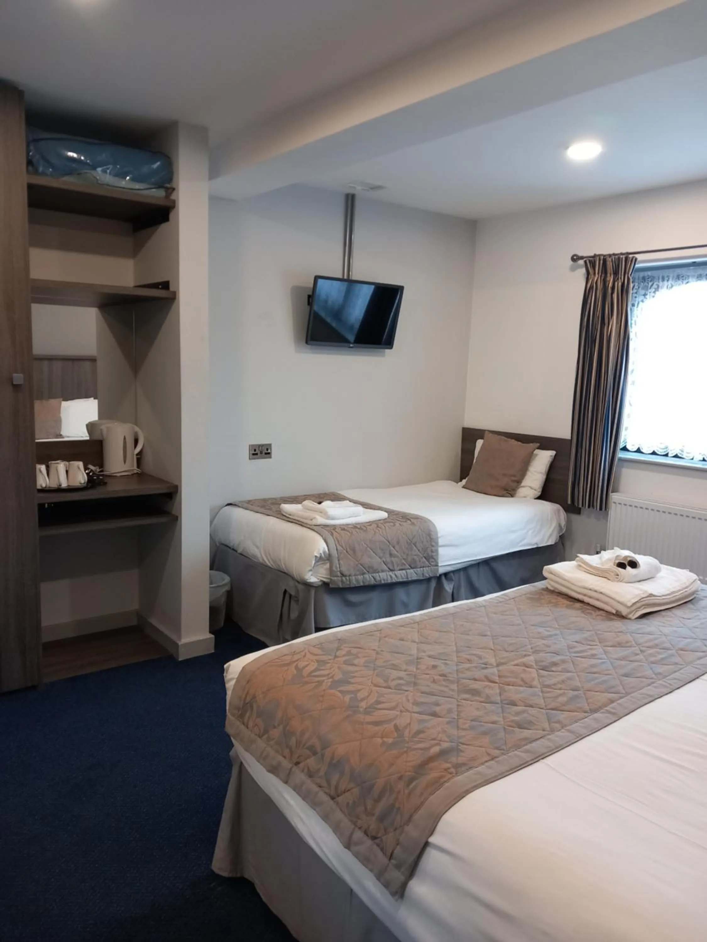 Bedroom, Bed in Sandown Park Lodge