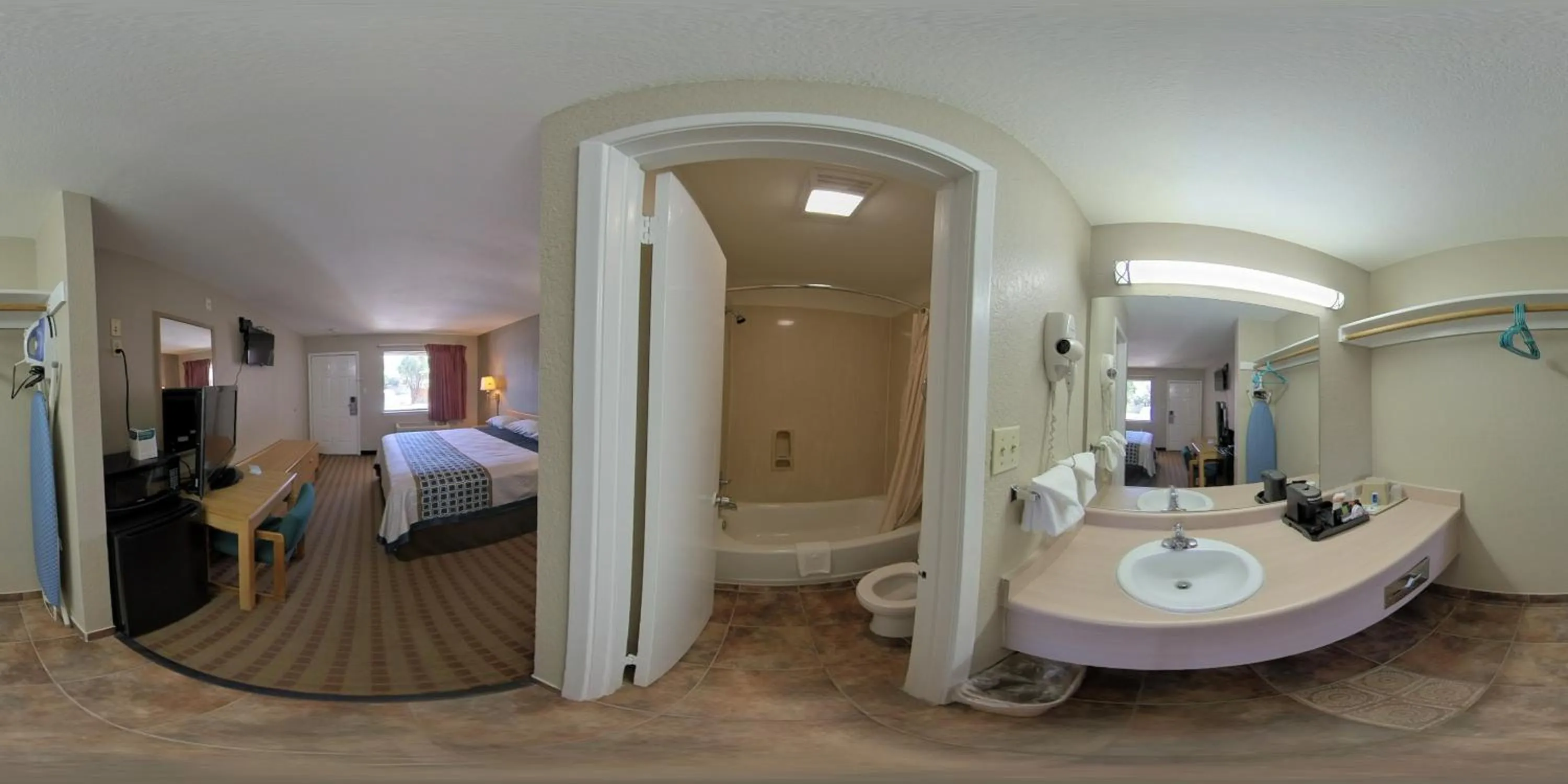 Shower, Bed in River Inn Motel