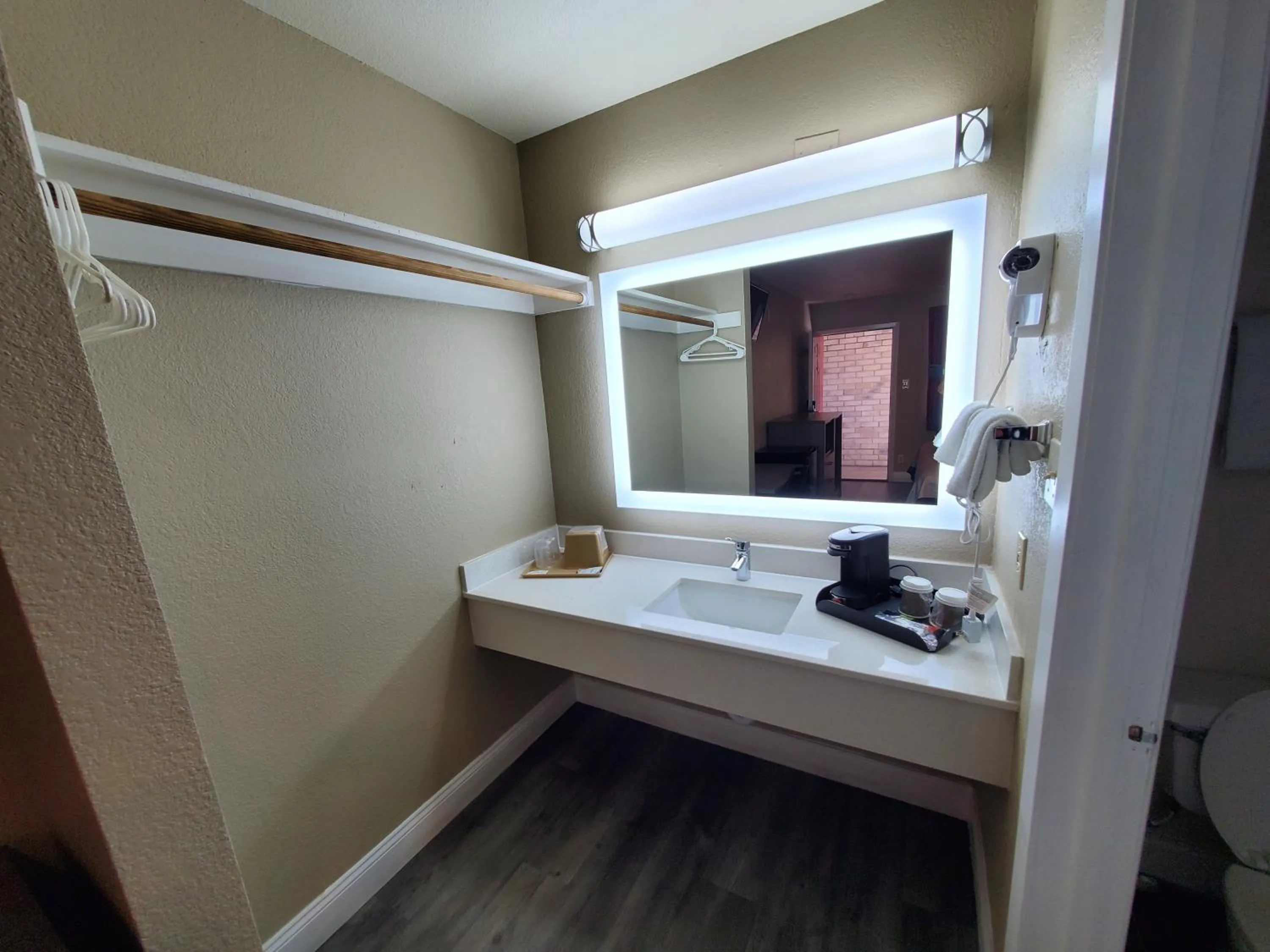 Bathroom, Bed in River Inn Motel