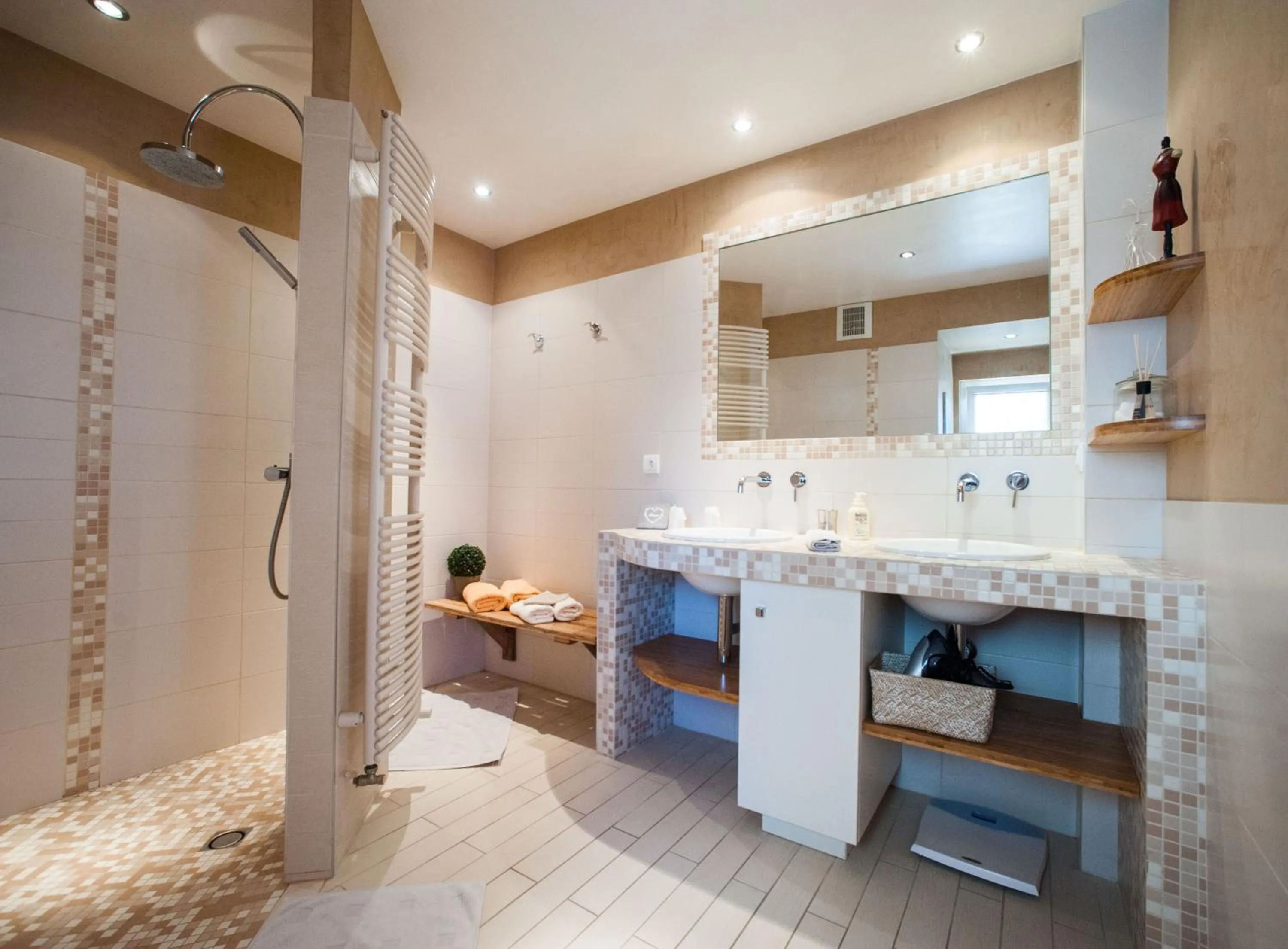 Shower in Chez Camille