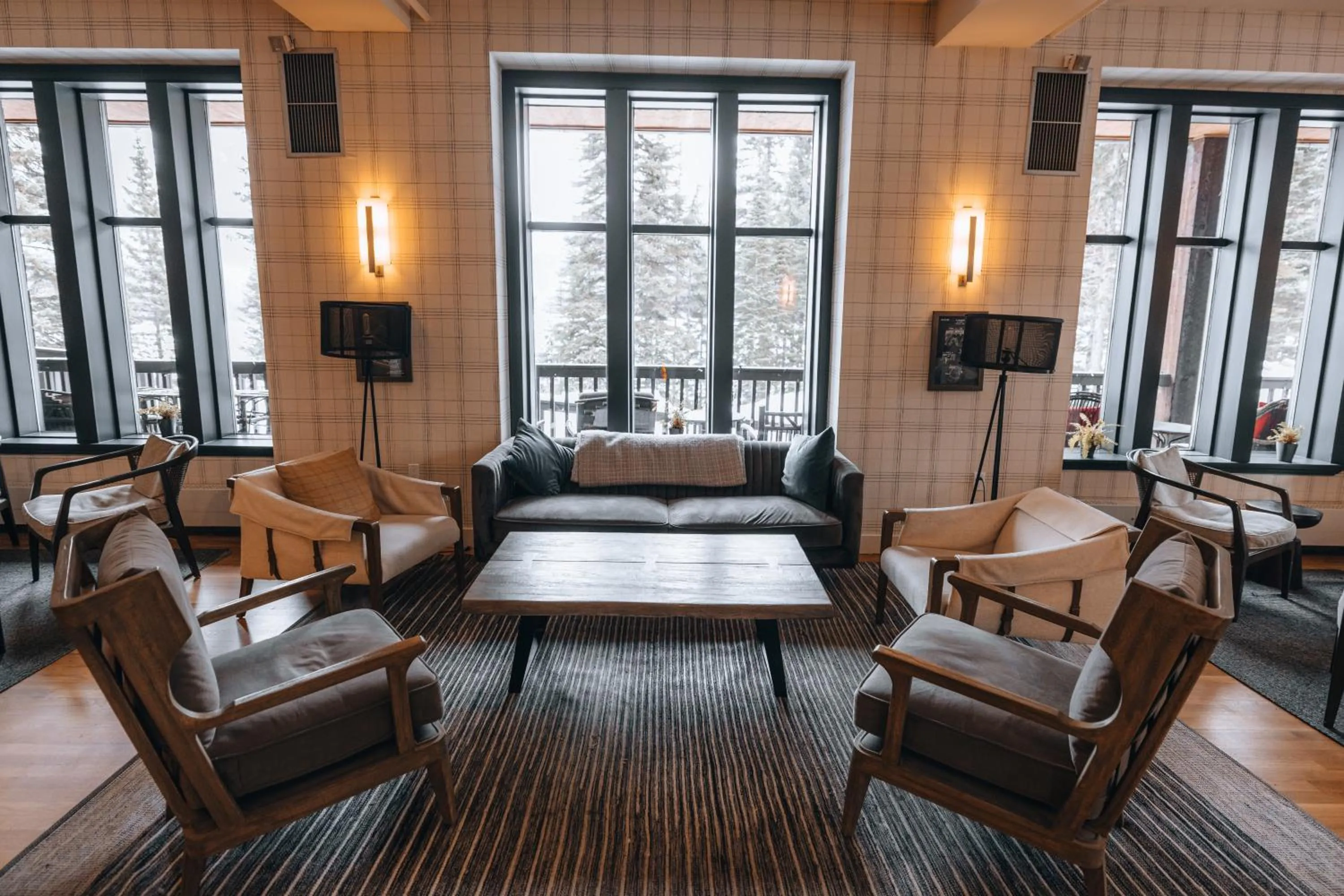 Lounge or bar in Emerald Lake Lodge