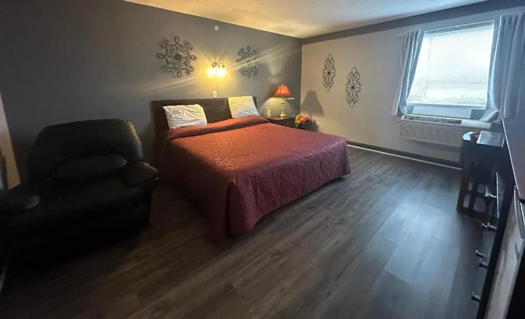 Bed in Fairway Inn Florence Indiana