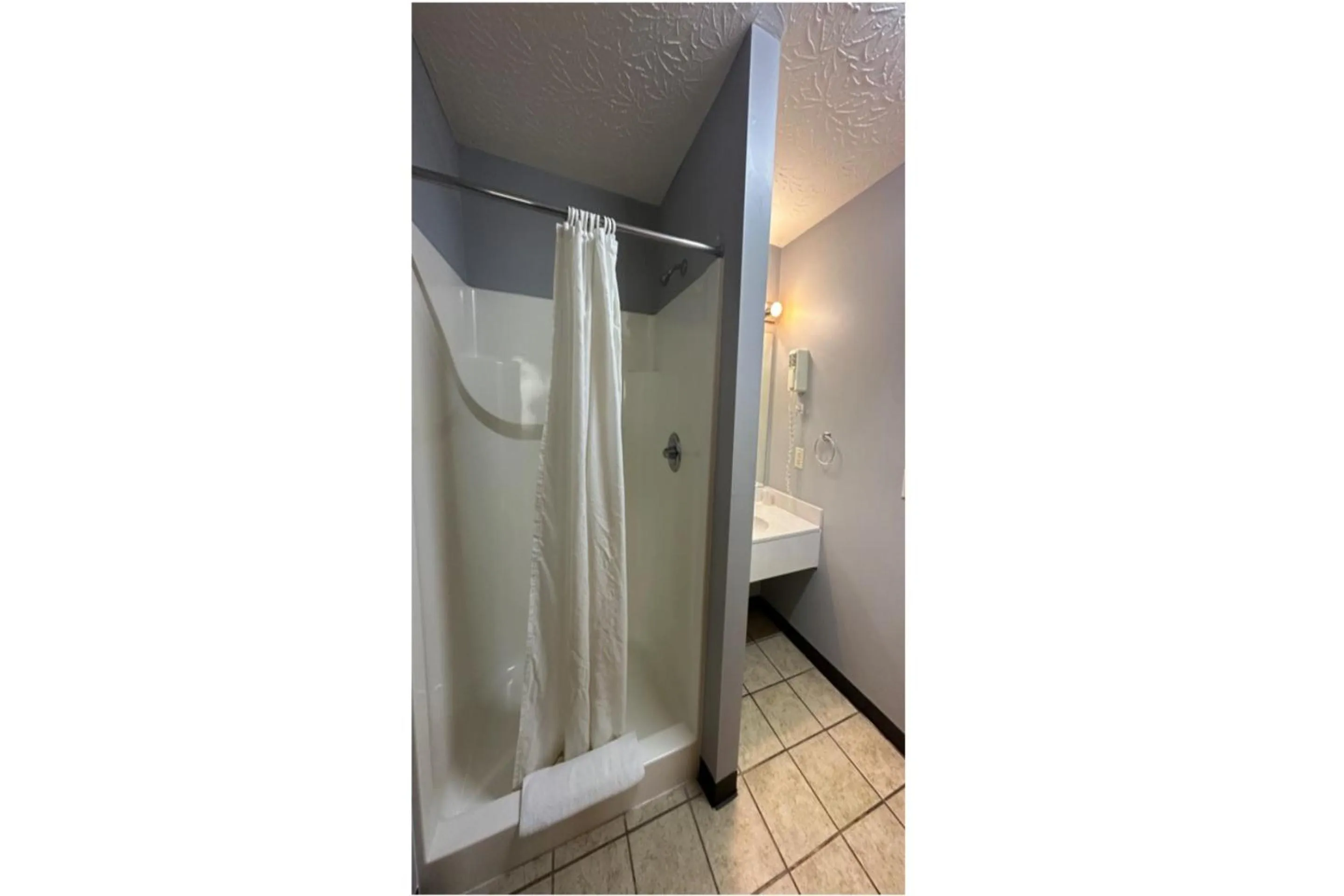 Bathroom in Fairway Inn Florence Indiana